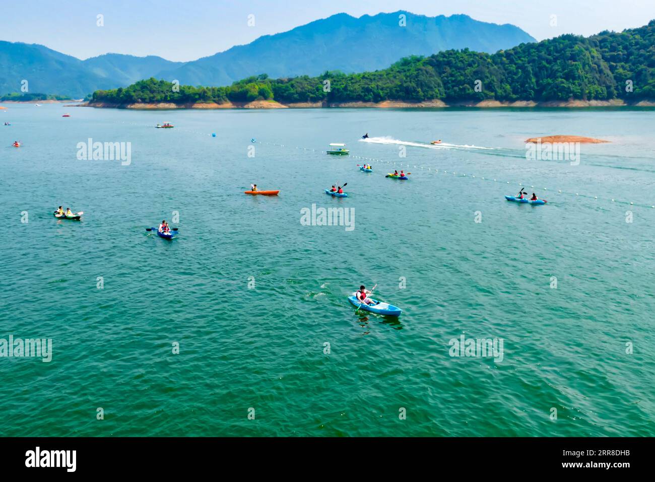 210503 -- HANGZHOU, le 3 mai 2021 -- une photo aérienne prise le 2 mai 2021 montre des touristes jouant dans un parc d'attractions dans le canton de Qiandaohu, comté de Chun an dans la province du Zhejiang de l'est de la Chine. Les gens apprécient les activités de plein air pendant les cinq jours de vacances du 1er mai à travers la Chine. Photo de /Xinhua CHINA-MAY DAY HOLIDAY-TOURISM CN MaoxYongfeng PUBLICATIONxNOTxINxCHN Banque D'Images