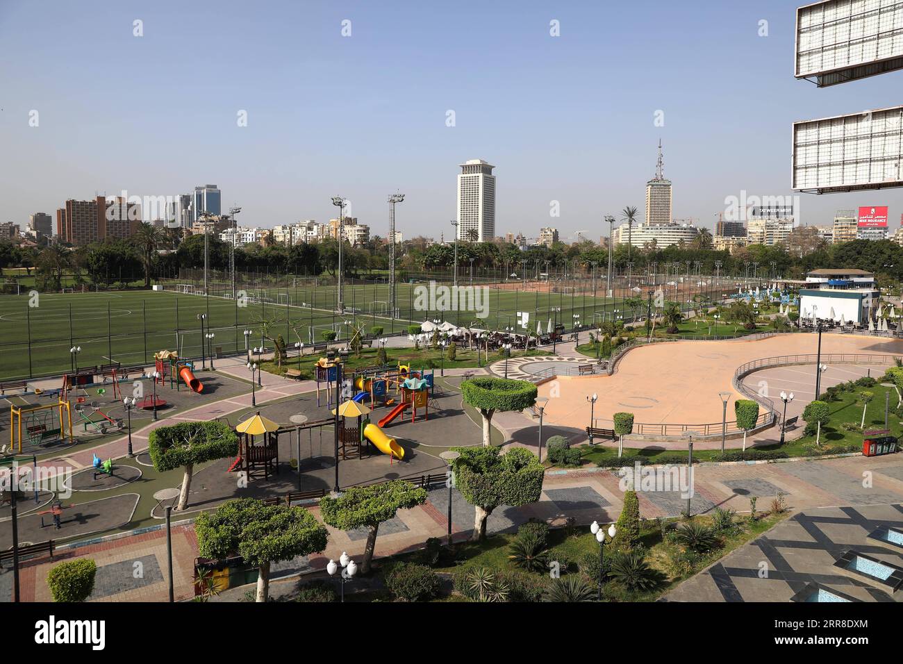 210503 -- LE CAIRE, le 3 mai 2021 -- une photo prise le 3 mai 2021 montre un parc fermé pendant le Sham El-Nessim au Caire, en Égypte. Plusieurs gouverneurs égyptiens, dont le gouverneur du Caire, ont émis des directives le 30 avril pour fermer les parcs publics et les plages avant le Sham El-Nessim, la fête traditionnelle du printemps égyptien qui tombe le 3 mai cette année, alors que le pays a été témoin d’une augmentation des cas de coronavirus. ÉGYPTE-LE CAIRE-SHAM EL-NESSIM-COVID-19-MESURES AHMEDXGOMAA PUBLICATIONXNOTXINXCHN Banque D'Images