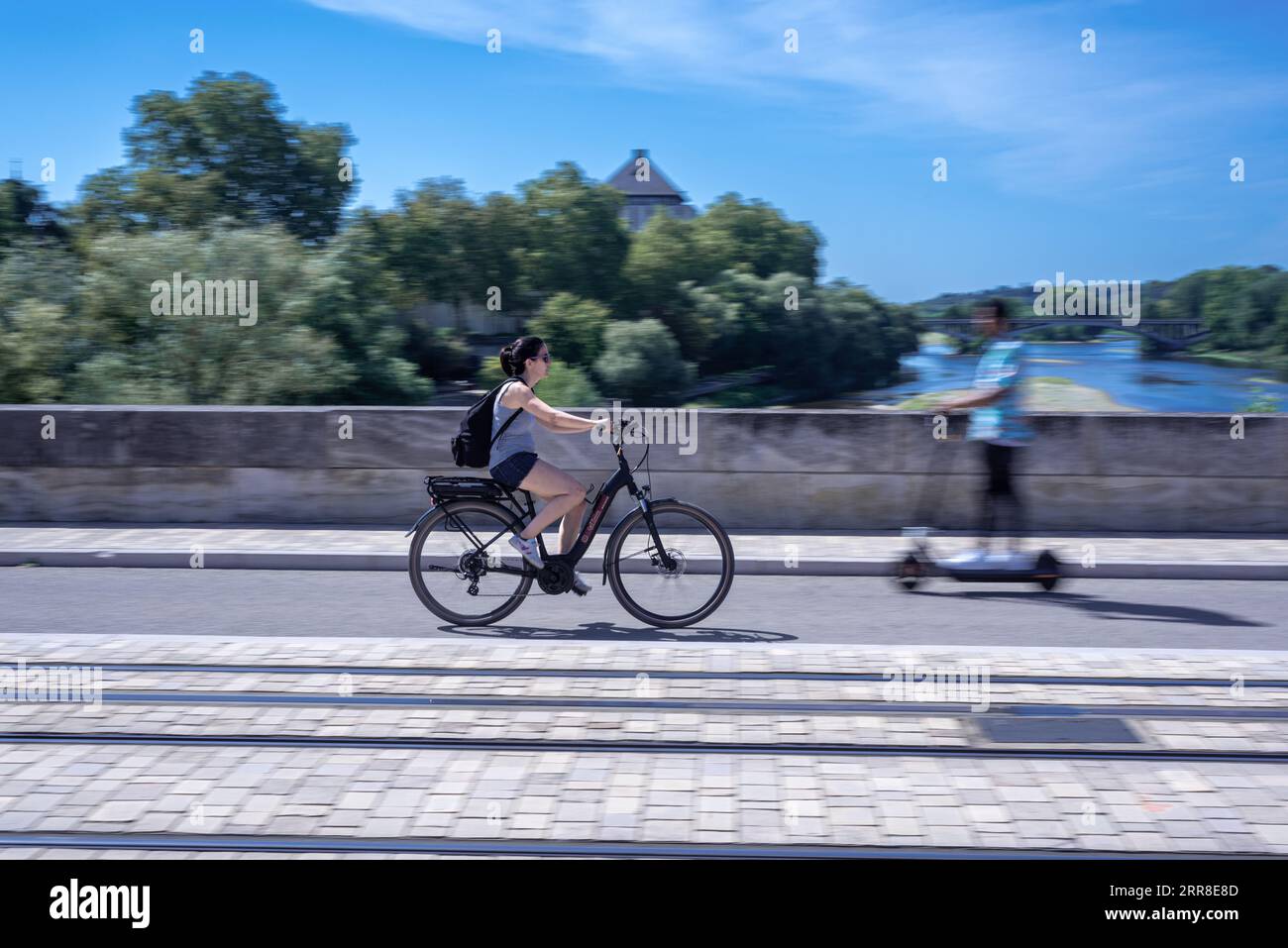 Tours, France - 3 septembre 2023 : Photographie panoramique de touristes voyageant à vélo et scooter électrique sur le pont Wilson à Tours Banque D'Images