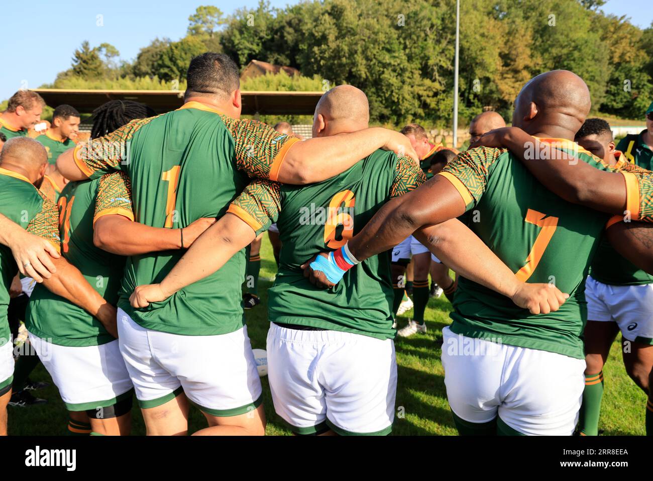 Sarlat, France. 4 septembre 2023. Coupe du monde parlementaire de Rugby 2023 en France. Match Irlande - Afrique du Sud. L'équipe parlementaire irlandaise (en blanc) a remporté le match contre l'équipe parlementaire sud-africaine (en vert) dans la chaleur et dans une ambiance conviviale à Sarlat en Dordogne. Photo de Hugo Martin Alamy Live News. Banque D'Images