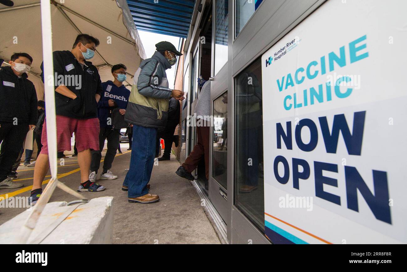 210505 -- TORONTO, le 5 mai 2021 -- des personnes portant un masque facial font la queue pour entrer dans une clinique de vaccination contre la COVID-19 à Toronto, Ontario, Canada, le 5 mai 2021. L Ontario, la province la plus peuplée du Canada, a signalé 2 941 nouveaux cas de COVID-19 mercredi matin, ce qui porte le total cumulatif du pays à 1 252 891 cas, selon CTV. Photo de /Xinhua CANADA-ONTARIO-COVID-19-CAS ZouxZheng PUBLICATIONxNOTxINxCHN Banque D'Images