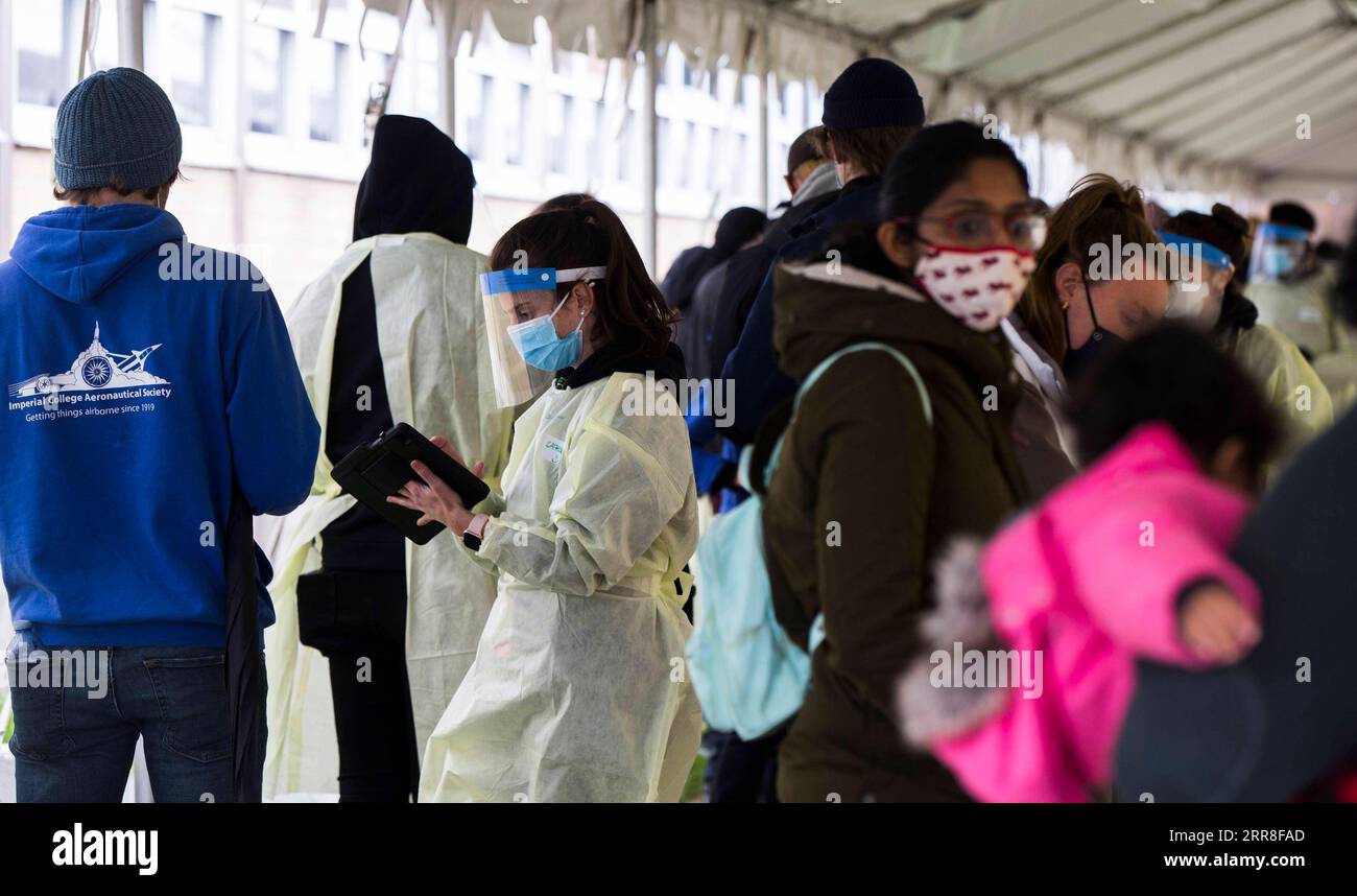 210505 -- TORONTO, le 5 mai 2021 -- Un membre du personnel médical travaille dans une clinique de vaccination contre la COVID-19 à Toronto, Ontario, Canada, le 5 mai 2021. L Ontario, la province la plus peuplée du Canada, a signalé 2 941 nouveaux cas de COVID-19 mercredi matin, ce qui porte le total cumulatif du pays à 1 252 891 cas, selon CTV. Photo de /Xinhua CANADA-ONTARIO-COVID-19-CAS ZouxZheng PUBLICATIONxNOTxINxCHN Banque D'Images