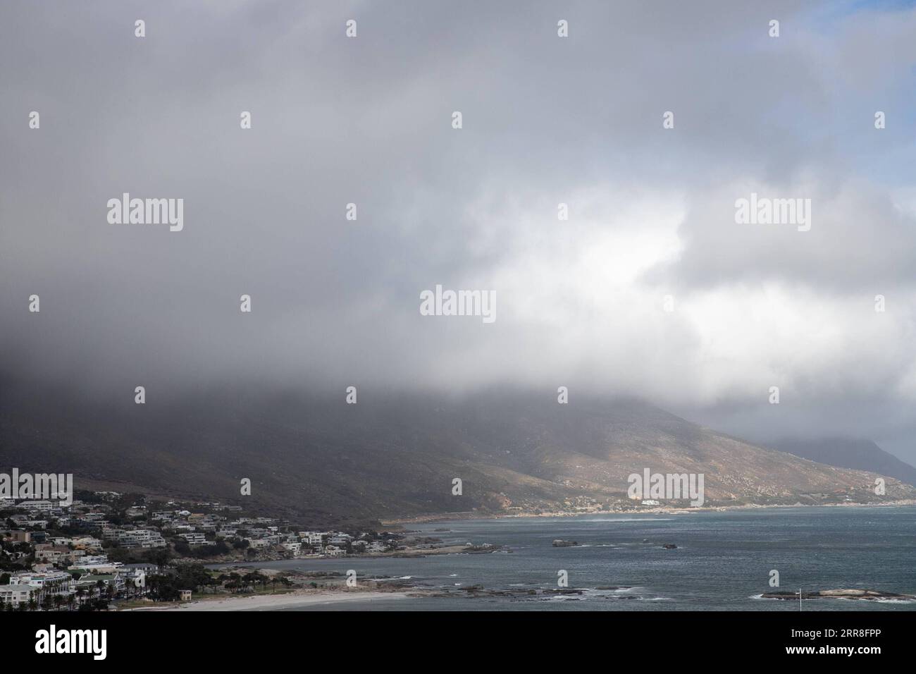 210506 -- CAPE TOWN, 6 mai 2021 -- une photo prise le 6 mai 2021 montre la zone côtière enveloppée de nuages au Cap, province du Cap occidental en Afrique du Sud. Deux personnes sont mortes dans les eaux de crue causées par une tempête hivernale majeure mercredi soir dans la province du Cap occidental, en Afrique du Sud, a déclaré jeudi le gouvernement provincial tout en prédisant des précipitations généralisées et des vents forts sur de grandes parties de la province tout au long de jeudi. AFRIQUE DU SUD-CAPE TOWN-TEMPÊTE HIVERNALE LYUXTIANRAN PUBLICATIONXNOTXINXCHN Banque D'Images