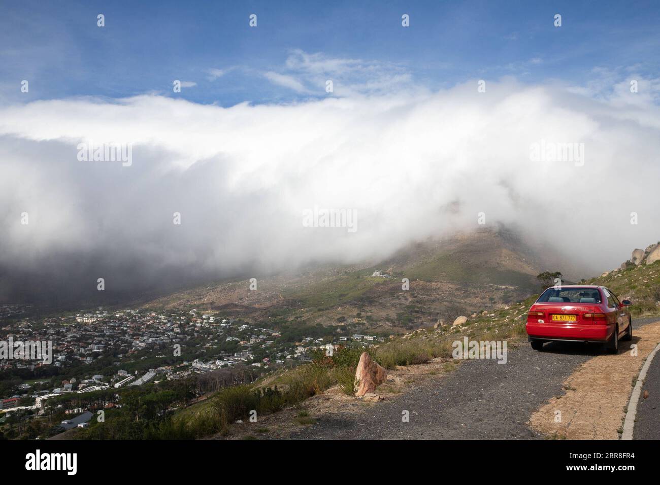 210506 -- CAPE TOWN, 6 mai 2021 -- une photo prise le 6 mai 2021 montre la montagne de la Table enveloppée de nuages au Cap, province du Cap occidental en Afrique du Sud. Deux personnes sont mortes dans les eaux de crue causées par une tempête hivernale majeure mercredi soir dans la province du Cap occidental, en Afrique du Sud, a déclaré jeudi le gouvernement provincial tout en prédisant des précipitations généralisées et des vents forts sur de grandes parties de la province tout au long de jeudi. AFRIQUE DU SUD-CAPE TOWN-TEMPÊTE HIVERNALE LYUXTIANRAN PUBLICATIONXNOTXINXCHN Banque D'Images