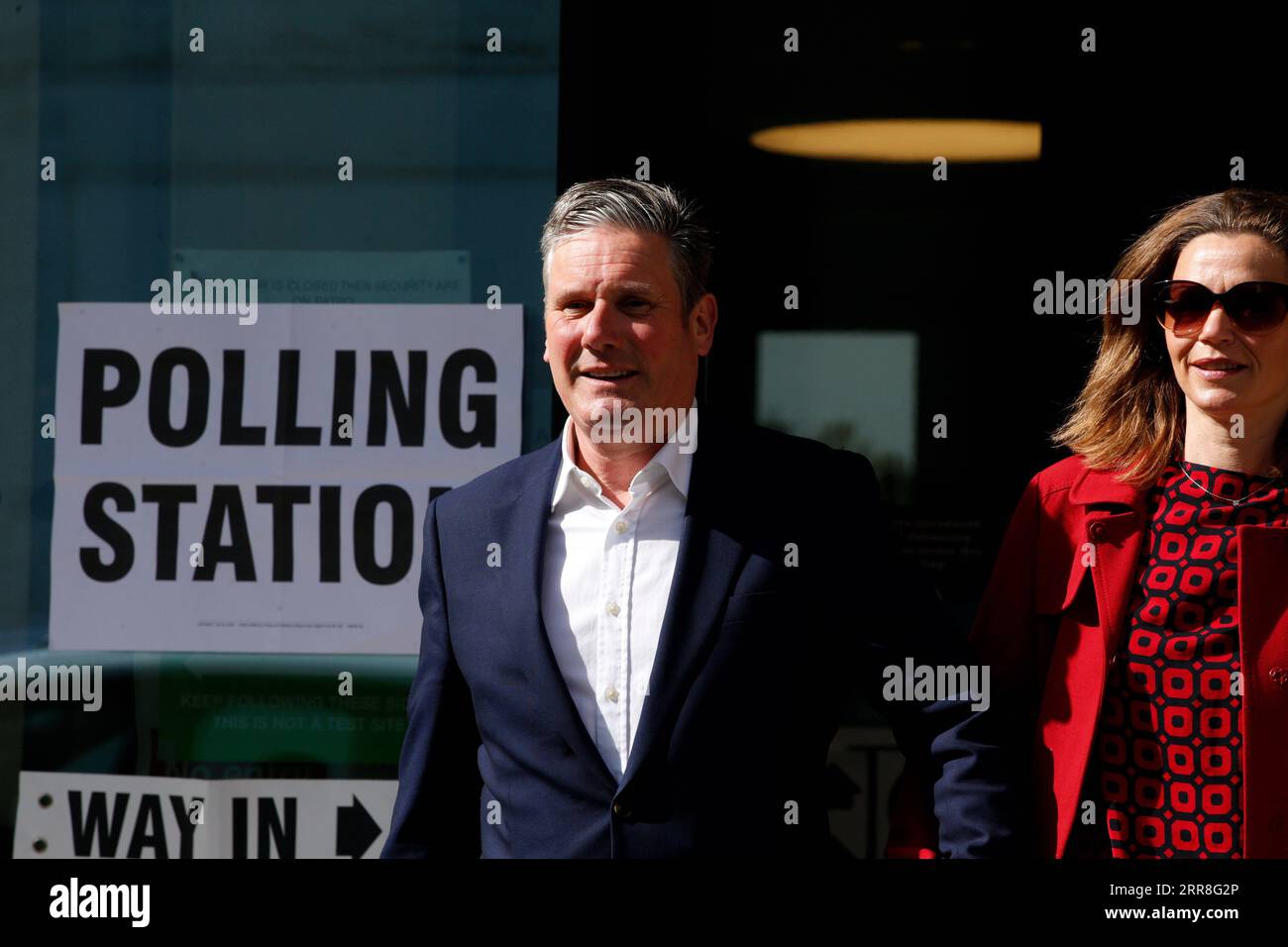 210507 -- LONDRES, le 7 mai 2021 -- le chef du Parti travailliste britannique Keir Starmer et son épouse Victoria Starmer quittent un bureau de vote après avoir voté aux élections locales à Londres, en Grande-Bretagne, le 6 mai 2021. Des millions d électeurs en Grande-Bretagne se rendent dans les bureaux de vote pour les élections locales dans ce que les commentateurs politiques ont appelé le Super jeudi, qui est considéré comme un test majeur pour les principaux dirigeants des partis politiques britanniques. Plus de 5 000 sièges sont à gagner lors des élections municipales et municipales, avec le maire de Londres et 12 maires provinciaux ainsi que des commissaires de police et de crime également el Banque D'Images