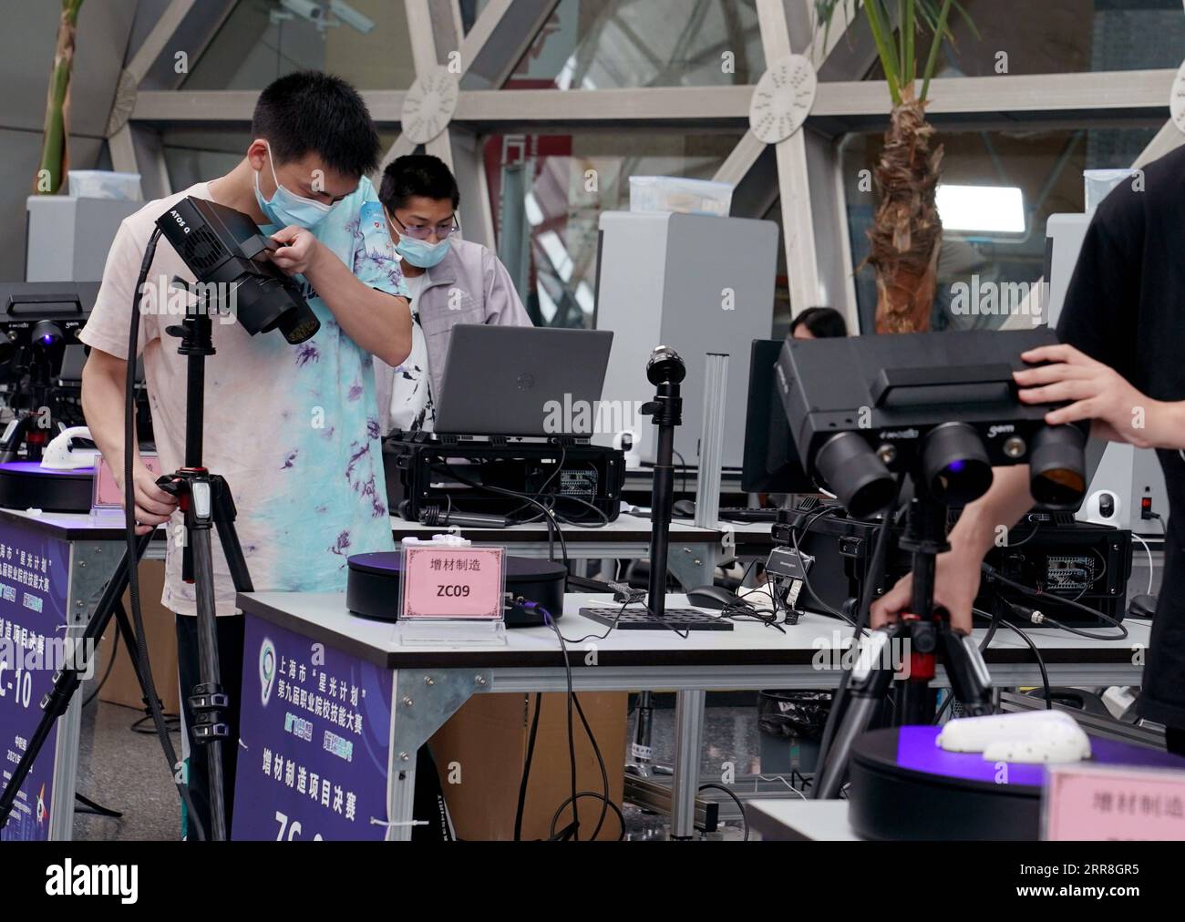 210508 -- SHANGHAI, le 8 mai 2021 -- des étudiants participent à un concours de fabrication additive lors d'un concours de compétences professionnelles à Shanghai, dans l'est de la Chine, le 8 mai 2021. La finale de la compétition, qui a débuté samedi, a vu environ 150 concurrents concourir dans six catégories, y compris l'assurance-maladie, la floriculture et le calcul avec abacus. CHINE-SHANGHAI-CONCOURS DE FORMATION PROFESSIONNELLE DES ÉTUDIANTS CN LIUXYING PUBLICATIONXNOTXINXCHN Banque D'Images