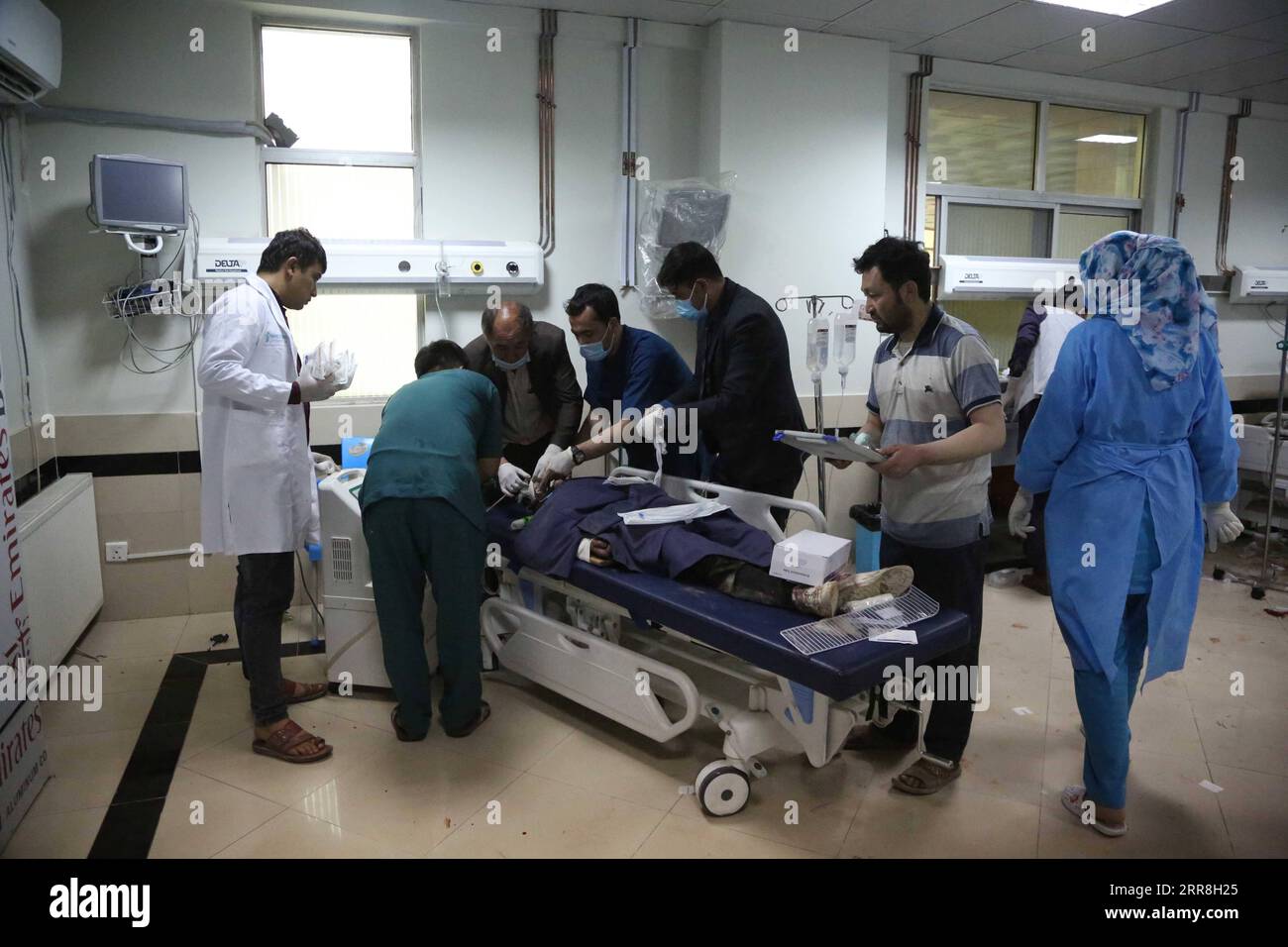 210508 -- KABOUL, le 8 mai 2021 -- une personne blessée reçoit un traitement médical dans un hôpital local de Kaboul, capitale de l'Afghanistan, le 8 mai 2021. Au moins 25 personnes ont été tuées et 52 blessées après trois explosions consécutives secouées devant une école dans la partie ouest de Kaboul, capitale de l'Afghanistan samedi, a confirmé la police de la capitale. Photo de /Xinhua AFGHANISTAN-KABOUL-EXPLOSIONS SayedxMominzadah PUBLICATIONxNOTxINxCHN Banque D'Images