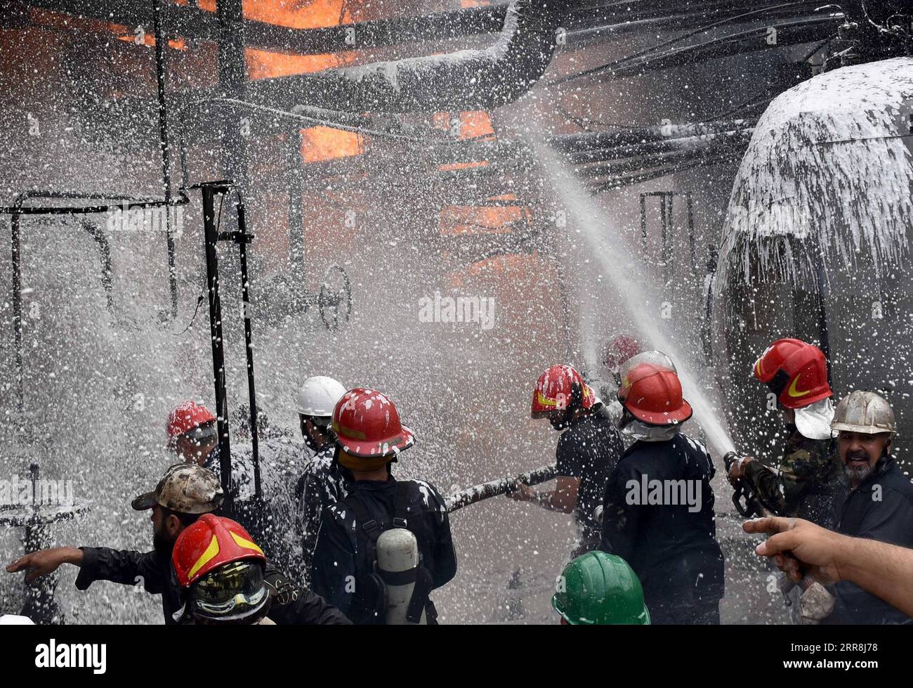 210509 -- HOMS SYRIE, 9 mai 2021 -- des pompiers tentent d'éteindre un incendie dans une raffinerie de pétrole dans la province centrale de Homs, le 9 mai 2021. Les pompiers ont réussi à éteindre un incendie qui a éclaté dans la raffinerie de pétrole dimanche matin, a rapporté l'agence de presse SANA. Str/Xinhua SYRIE-HOMS-RAFFINERIE-FEU Stringer PUBLICATIONxNOTxINxCHN Banque D'Images