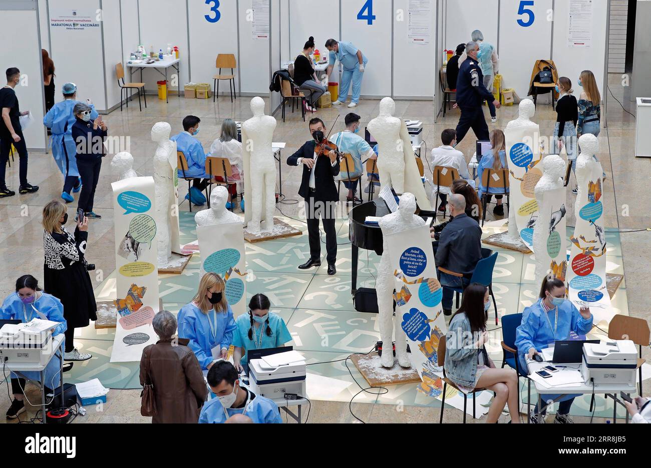 210510 -- BUCAREST, le 10 mai 2021 -- le violoniste roumain Alexandru Tomescu C se produit pendant le marathon de vaccination de Roumanie à la Bibliothèque nationale pendant la pandémie de COVID-19 à Bucarest, Roumanie, le 9 mai 2021. Le plus grand marathon de vaccination de Roumanie, visant à stimuler davantage le déploiement du Jab COVID-19 dans le pays, a débuté ici le 7 mai. Photo de /Xinhua ROMANIA-BUCAREST-COVID-19-VACCINATION CristianxCristel PUBLICATIONxNOTxINxCHN Banque D'Images