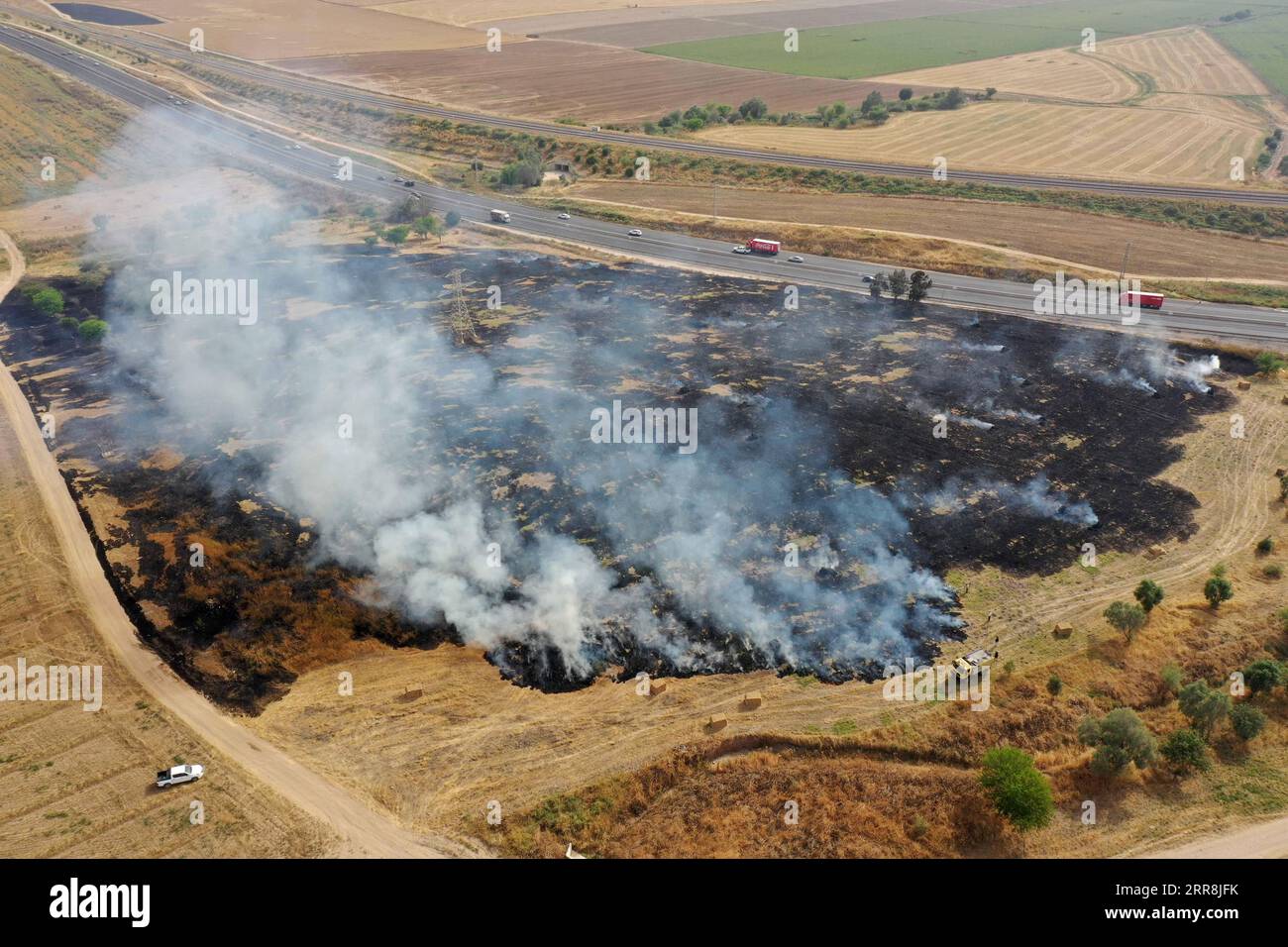 210510 -- SDEROT, 10 mai 2021 -- une photo prise le 9 mai 2021 montre un incendie provoqué par des ballons incendiaires lancés depuis Gaza près de la ville de Sderot, dans le sud d'Israël. Israël a déclaré dimanche soir qu il avait complètement fermé la zone de pêche au large de Gaza à la suite de l envoi de ballons incendiaires depuis l enclave palestinienne dans un contexte de tensions vives entre Israël et les Palestiniens. Photo de /Xinhua ISRAEL-SDEROT-BALLOON-FIRE GilxCohenxMagen PUBLICATIONxNOTxINxCHN Banque D'Images