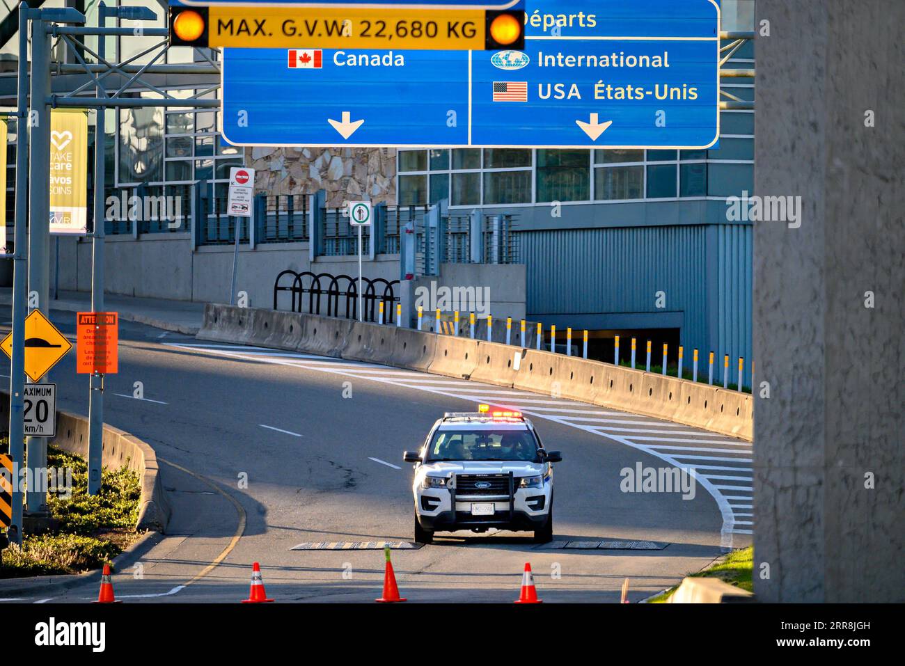 210510 -- VANCOUVER, le 10 mai 2021 -- une photo prise le 9 mai 2021 montre une voiture de police et des cônes de circulation sur une route près de l'aéroport international de Vancouver à Richmond, Colombie-Britannique, Canada. Un homme a été abattu dans une fusillade près du terminal des départs intérieurs à l’aéroport international de Vancouver YVR dimanche après-midi, selon Canadian Global News. Photo de /Xinhua CANADA-VANCOUVER-SHOOTING AndrewxSoong PUBLICATIONxNOTxINxCHN Banque D'Images