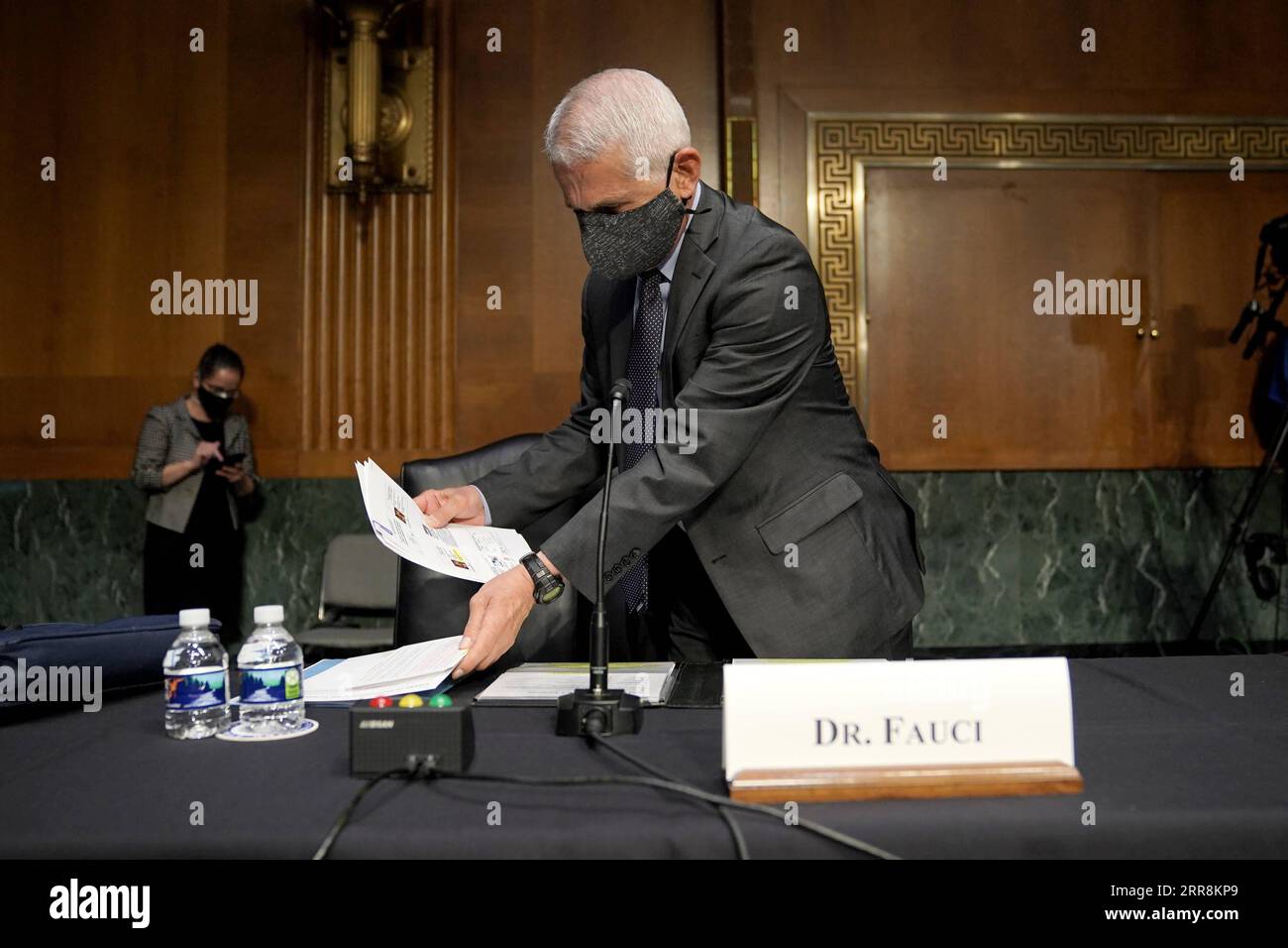 210511 -- WASHINGTON, le 11 mai 2021 -- Anthony Fauci, directeur du National Institute of Allergy and Infectious Diseases des États-Unis, se prépare à témoigner lors d'une audience du Comité sénatorial américain de la santé, de l'éducation, du travail et des pensions à Washington, D.C., États-Unis, le 11 mai 2021. Mardi, les hauts responsables de la santé des États-Unis ont témoigné devant le Comité sénatorial américain de la santé, de l’éducation, du travail et des pensions sur les efforts déployés pour lutter contre le COVID-19, exhortant les gens à se faire vacciner. Via Xinhua U.S.-WASHINGTON, D.C.-COVID-19-HEARING GregxNash/Pool PUBLICATIONxNOTxINxCHN Banque D'Images