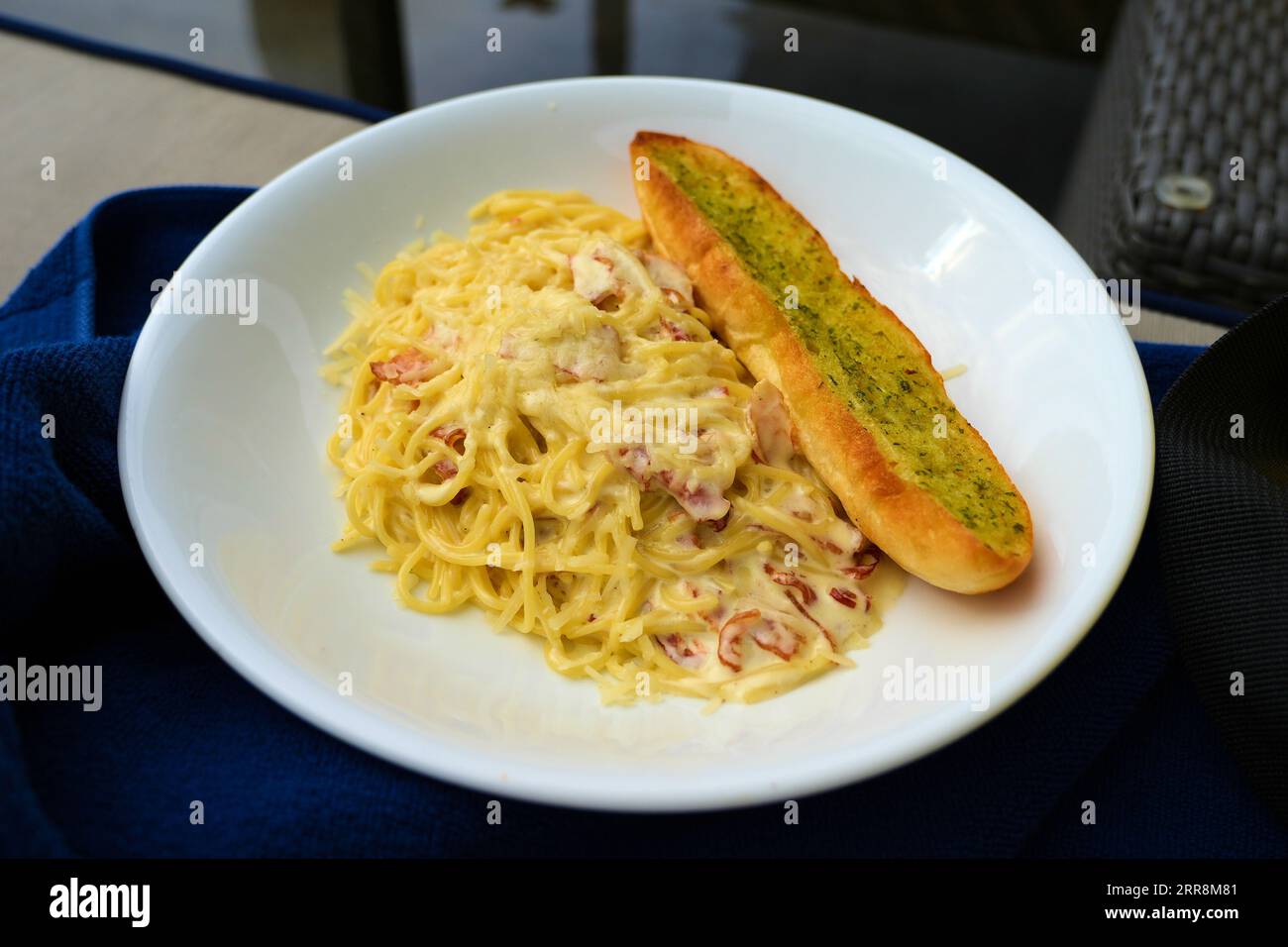 Pâtes Carbonara crémeuses avec pain à l'ail Banque D'Images