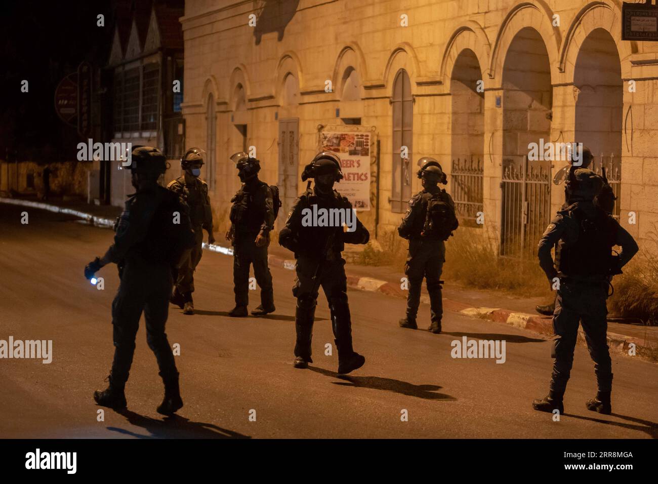 210513 -- BETHLÉEM, le 13 mai 2021 -- des membres de la police des frontières israélienne prennent position lors d'une manifestation anti-israélienne contre la violence à Jérusalem, dans la ville de Bethléem en Cisjordanie, le 12 mai 2021. Les tensions entre Israéliens et Palestiniens se sont intensifiées ces derniers jours dans le contexte de l'escalade de la violence. Photo de /Xinhua MIDEAST-BETHLEHEM-AFFRONTEMENTS LuayxSababa PUBLICATIONxNOTxINxCHN Banque D'Images