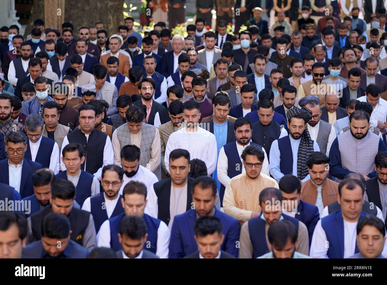 210513 -- KABOUL, le 13 mai 2021 -- des personnes assistent aux prières de l'Aïd al-Fitr au Palais présidentiel à Kaboul, capitale de l'Afghanistan, le 13 mai 2021. Le président afghan Mohammad Ashraf Ghani a déclaré jeudi qu'il n'y avait pas de solution militaire à la crise persistante dans son pays, appelant les dirigeants talibans à renoncer aux combats et à soutenir le processus de paix pour trouver un règlement politique. /Document via Xinhua AFGHANISTAN-KABOUL-EID AL-FITR-PRAYERS AfghanxPresidentxPalace PUBLICATIONxNOTxINxCHN Banque D'Images