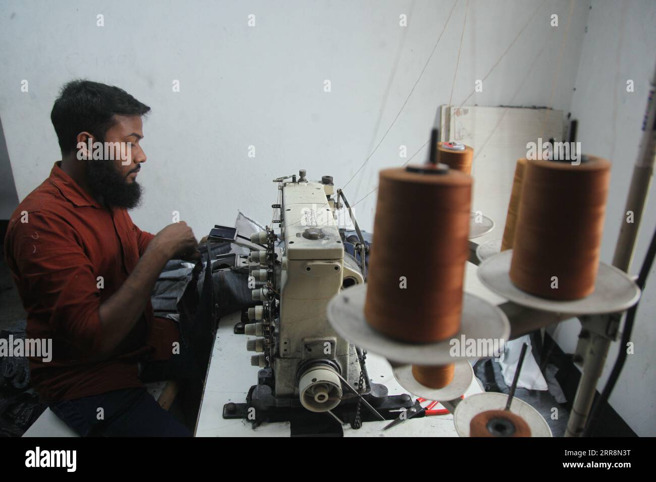 Dhaka, Bangladesh 03 mars 2023.les ouvriers de vêtements travaillent à l'usine. Nazmul islam/alamy Live News. Banque D'Images