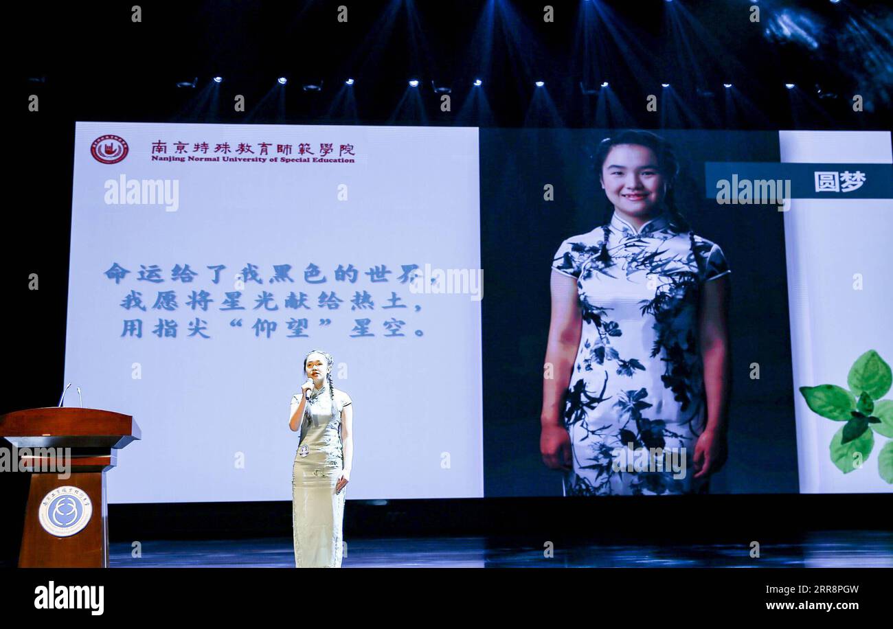 210515 -- NANJING, le 15 mai 2021 -- la photo de fichier non datée montre Zhou Wenqing participer au concours de personnalité de l'année à l'Université normale d'éducation spéciale de Nanjing, dans la province du Jiangsu de l'est de la Chine. Zhou Wenqing, un étudiant aveugle de l'Université normale d'éducation spécialisée de Nanjing, a récemment reçu une offre provisoire de l'Université Renmin de Chine pour poursuivre une maîtrise en psychologie appliquée. Né en 1998, Zhou Wenqing a quitté sa ville natale à l'âge de huit ans pour poursuivre seul des études. En 2017, elle a été admise à l'Université normale d'éducation spéciale de Nanjing à St Banque D'Images