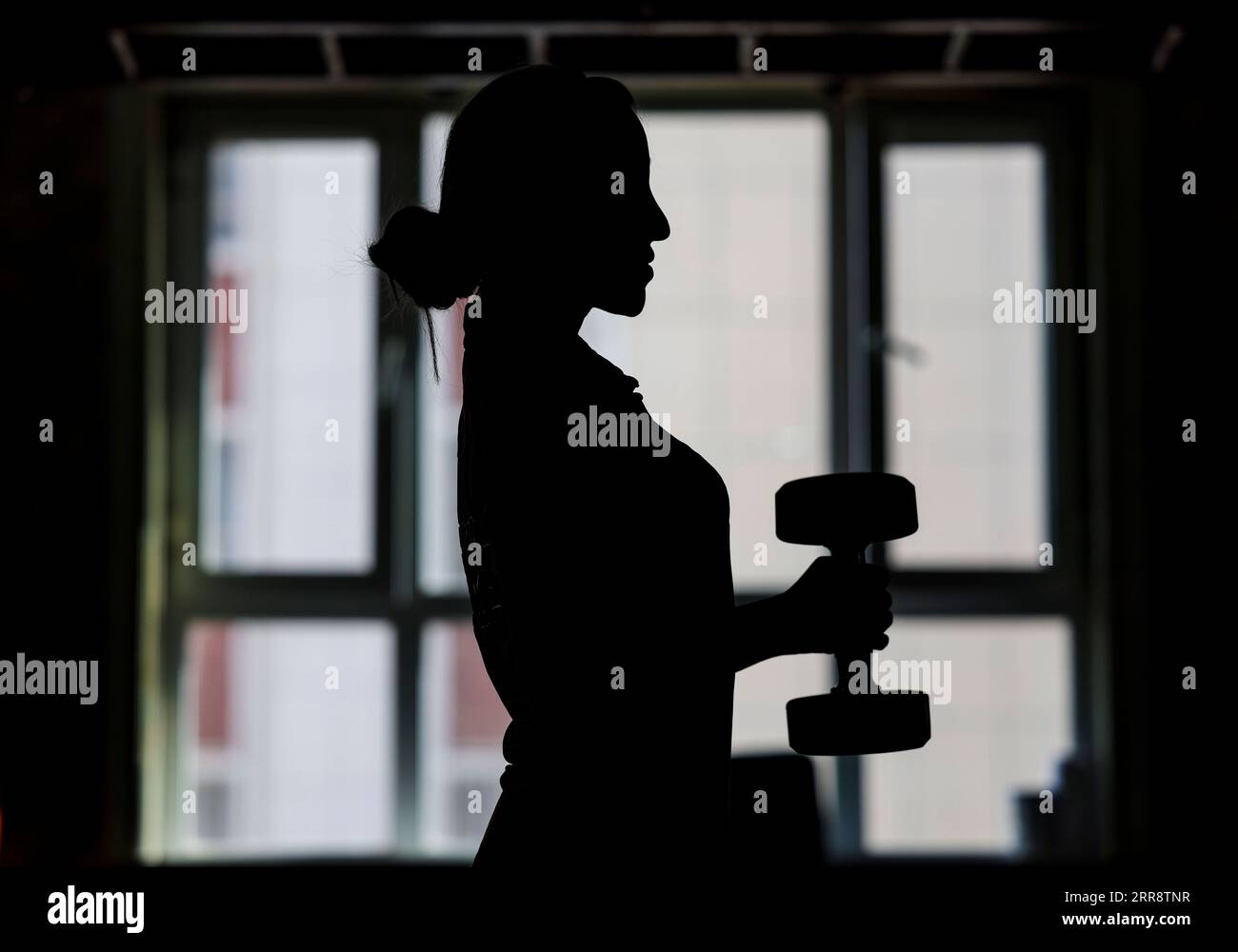 210518 -- URUMQI, 18 mai 2021 -- une photo prise le 2 mai 2021 montre Aliya Rozi dans un club de fitness à Urumqi, dans la région autonome ouïgoure du Xinjiang, au nord-ouest de la Chine. Aliya Rozi, 25 ans, a défié ses parents ainsi que les coutumes locales en devenant instructrice à temps plein dans un club de fitness dans la capitale régionale Urumqi en 2016, après avoir obtenu son diplôme universitaire. POUR ALLER AVEC profil : instructeur de fitness féminin brise le stéréotype dans Xinjiang CHINE-XINJIANG GÉNÉRATION Z-ENTRAÎNEUR DE FITNESS FÉMININ CN HuxHuhu PUBLICATIONxNOTxINxCHN Banque D'Images