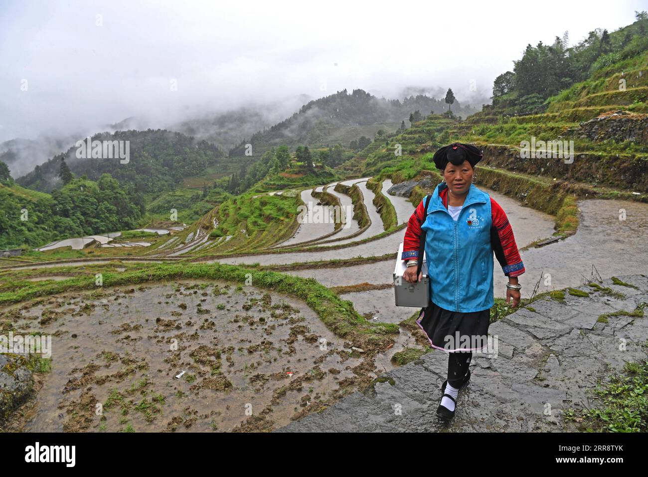 210518 -- NANNING, le 18 mai 2021 -- Pan Jiping est en route pour rendre visite à des patients dans le village de Xiaozhai, dans le canton de Longji, comté de Longsheng, dans la région autonome de Guangxi Zhuang, dans le sud de la Chine, le 18 mai 2021. À Xiaozhai, un village au pied de la montagne Fupingbao à plus de 1 900 mètres d'altitude, Pan Jiping est médecin de campagne ici depuis plus de 30 ans. PAN, 57 ans, est l'un des Hongyao, une branche du groupe ethnique Yao. En 1988, Pan est allé à l'école de santé du comté pour étudier la médecine afin de résoudre les difficultés des villageois à voir un médecin. En 1990, après avoir terminé ses études, Pan Banque D'Images