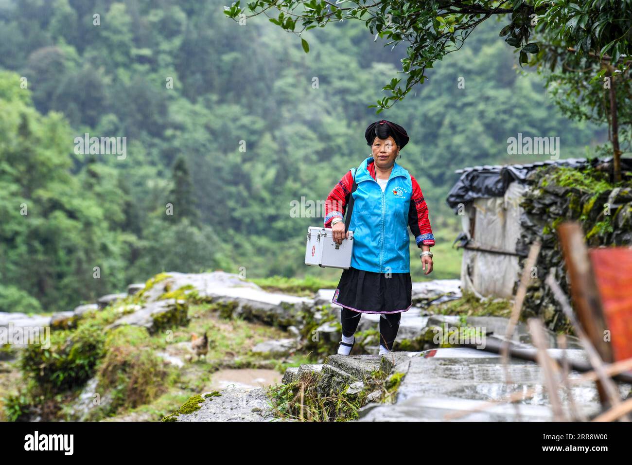 210518 -- NANNING, le 18 mai 2021 -- Pan Jiping est en route pour rendre visite à des patients dans le village de Xiaozhai, dans le canton de Longji, comté de Longsheng, dans la région autonome de Guangxi Zhuang, dans le sud de la Chine, le 18 mai 2021. À Xiaozhai, un village au pied de la montagne Fupingbao à plus de 1 900 mètres d'altitude, Pan Jiping est médecin de campagne ici depuis plus de 30 ans. PAN, 57 ans, est l'un des Hongyao, une branche du groupe ethnique Yao. En 1988, Pan est allé à l'école de santé du comté pour étudier la médecine afin de résoudre les difficultés des villageois à voir un médecin. En 1990, après avoir terminé ses études, Pan Banque D'Images