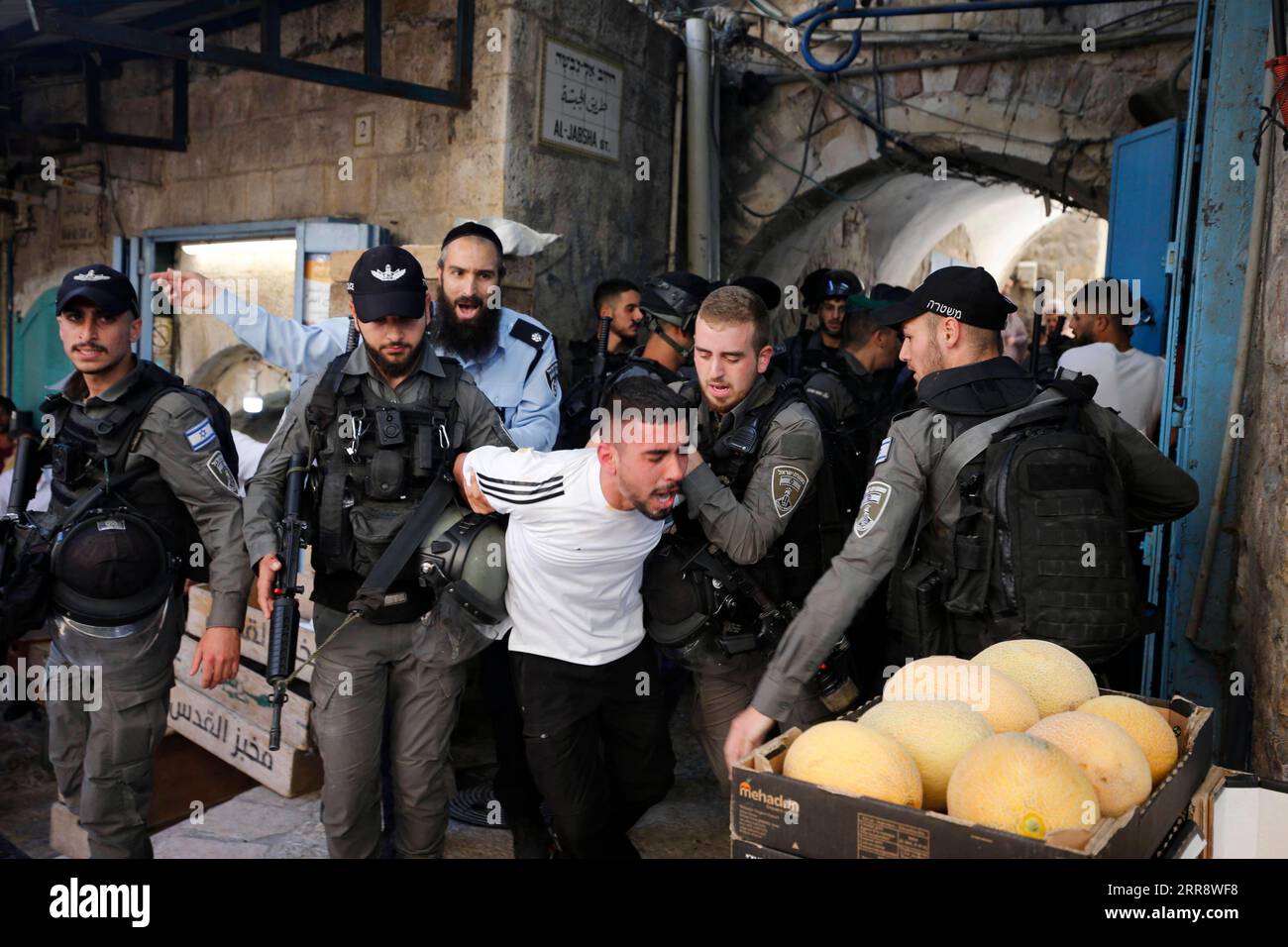 210518 -- JÉRUSALEM, le 18 mai 2021 -- la police israélienne arrête un palestinien lors d'une manifestation dans la vieille ville de Jérusalem, le 18 mai 2021. Photo de /Xinhua MIDEAST-JERUSALEM-OLD CITY-PROTEST MuammarxAwad PUBLICATIONxNOTxINxCHN Banque D'Images