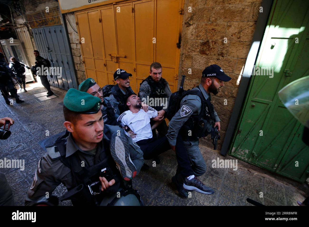 210518 -- JÉRUSALEM, le 18 mai 2021 -- la police israélienne arrête un palestinien lors d'une manifestation dans la vieille ville de Jérusalem, le 18 mai 2021. Photo de /Xinhua MIDEAST-JERUSALEM-OLD CITY-PROTEST MuammarxAwad PUBLICATIONxNOTxINxCHN Banque D'Images