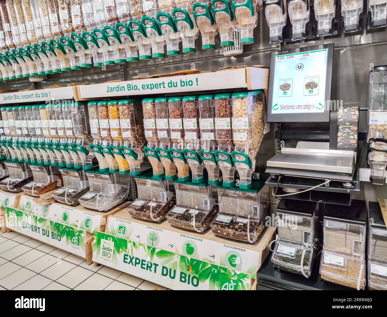 Puilboreau, France - 3 octobre 2020:gros plan sur le distributeur d'amandes bio de la marque 'jardin bio' dans un supermarché français Banque D'Images