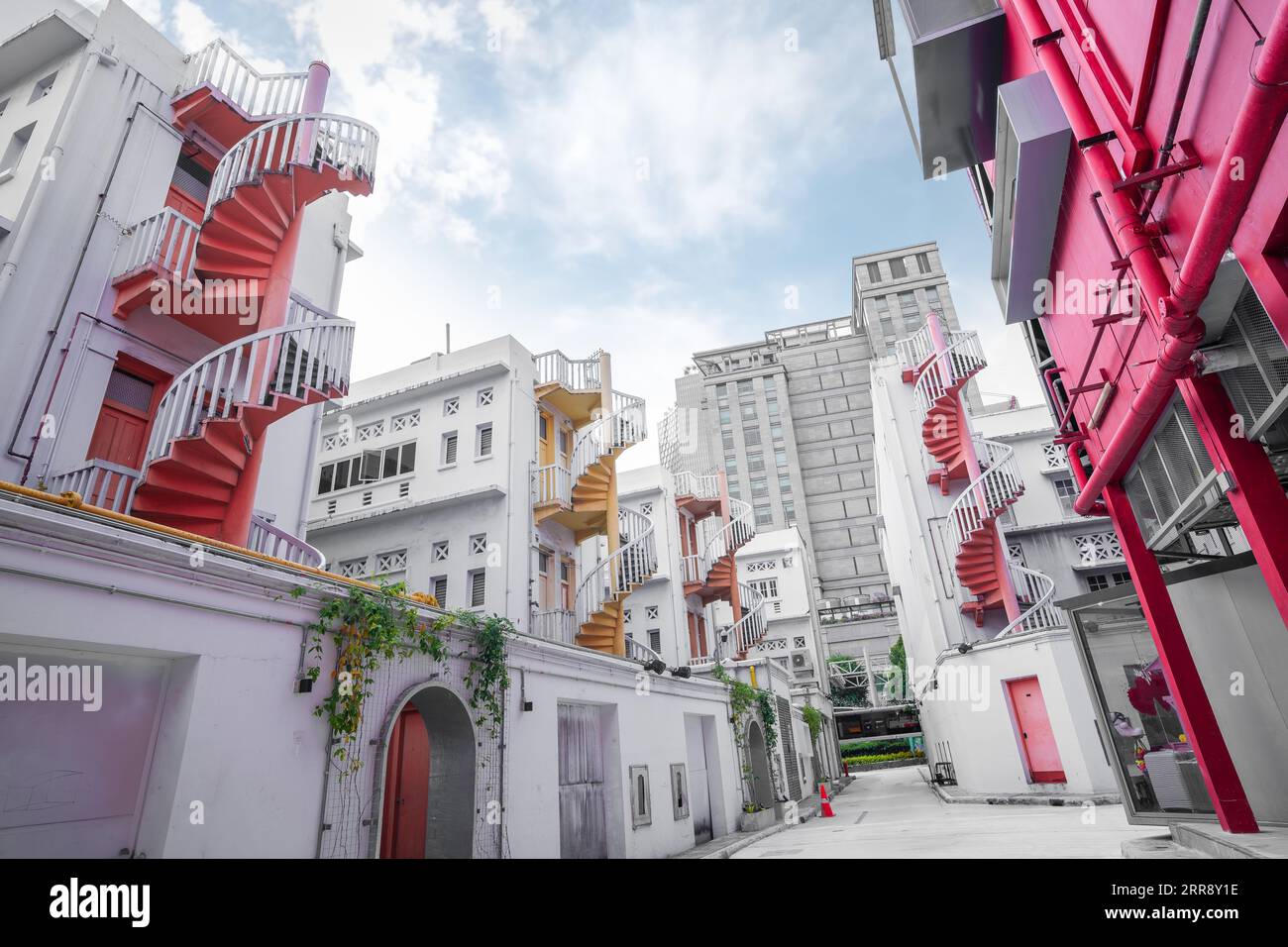 Escaliers en colimaçon colorés dans Bugis Street, Singapour. Banque D'Images