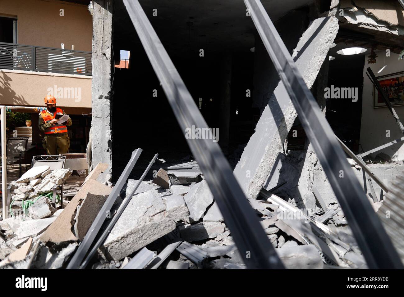 210520 -- ASHKELON ISRAËL, le 20 mai 2021 -- un membre de l'équipe de sauvetage israélienne travaille sur un site touché par une roquette tirée depuis la bande de Gaza, à Ashkelon, dans le Sud d'Israël, le 20 mai 2021. Israël et le Hamas, qui gouverne la bande de Gaza, ont accepté un accord négocié par l'Egypte pour cesser les combats à 2 heures du matin vendredi 2300 heures GMT jeudi pour mettre fin à l'effusion de sang de 11 jours. Les combats les plus violents entre Israël et les militants de Gaza depuis 2014 ont fait jusqu’à présent 232 morts parmi les Palestiniens, dont 65 enfants et 39 femmes, et 12 Israéliens. Via Xinhua ISRAËL-ASHKELON-ATTAQUE AUX ROQUETTES IlanxAssayag/JINI PUBLICATIONxNOTxINxCH Banque D'Images