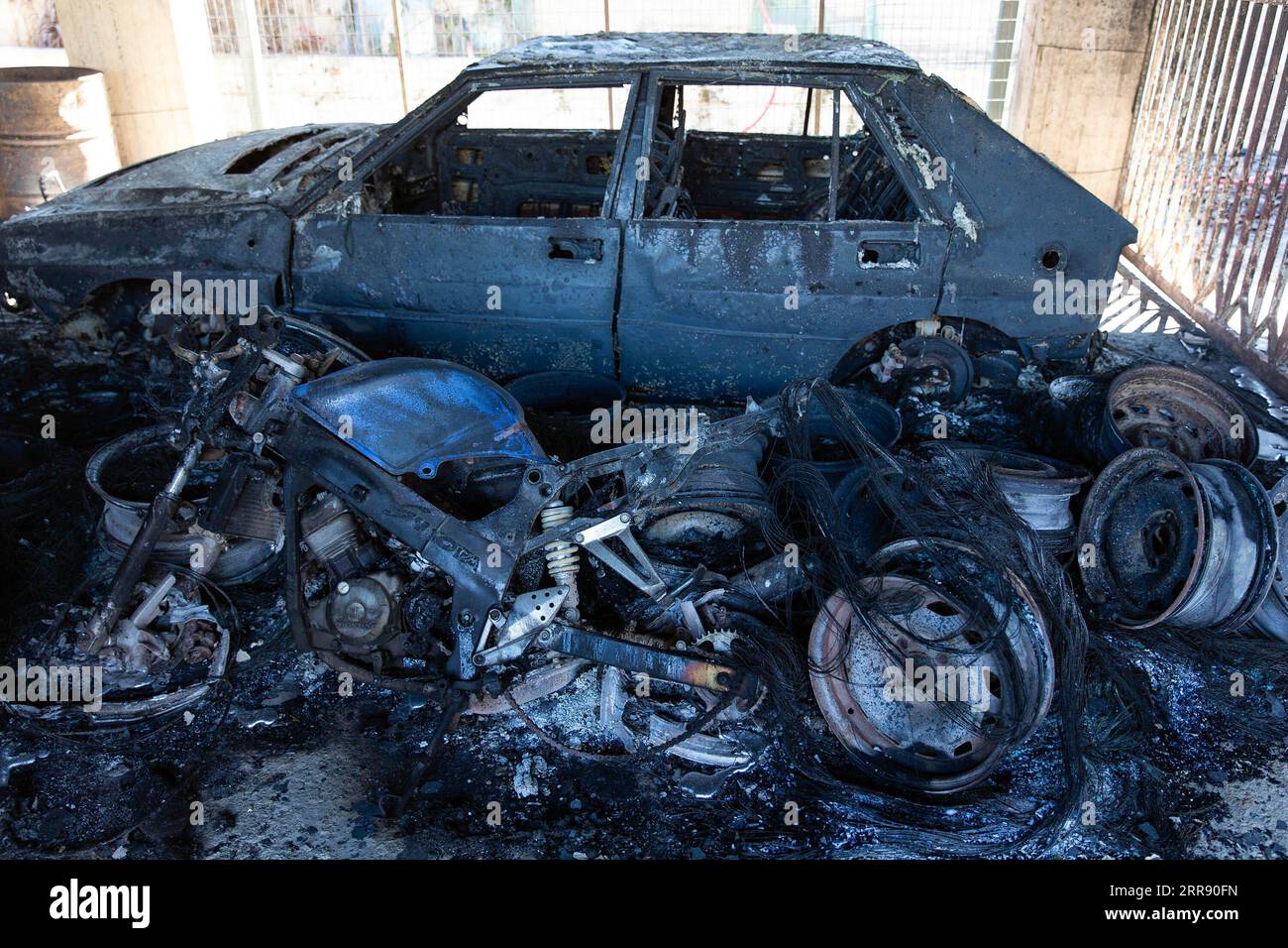 210521 -- ALEPOCHORI, le 21 mai 2021 -- une photo prise le 21 mai 2021 montre une voiture brûlée et une moto brûlée à la suite d'un incendie de forêt à Alepochori, en Grèce. Un feu de forêt qui a éclaté tard mercredi soir faisait toujours rage dans les stations balnéaires à une heure de route à l ouest d Athènes. Quelque 5 000 hectares de terres, principalement des zones boisées, ont déjà été brûlés, et des centaines d'habitants ont été évacués par mesure de précaution. GRÈCE-ALEPOCHORI-WILDFIRE MariosxLolos PUBLICATIONxNOTxINxCHN Banque D'Images