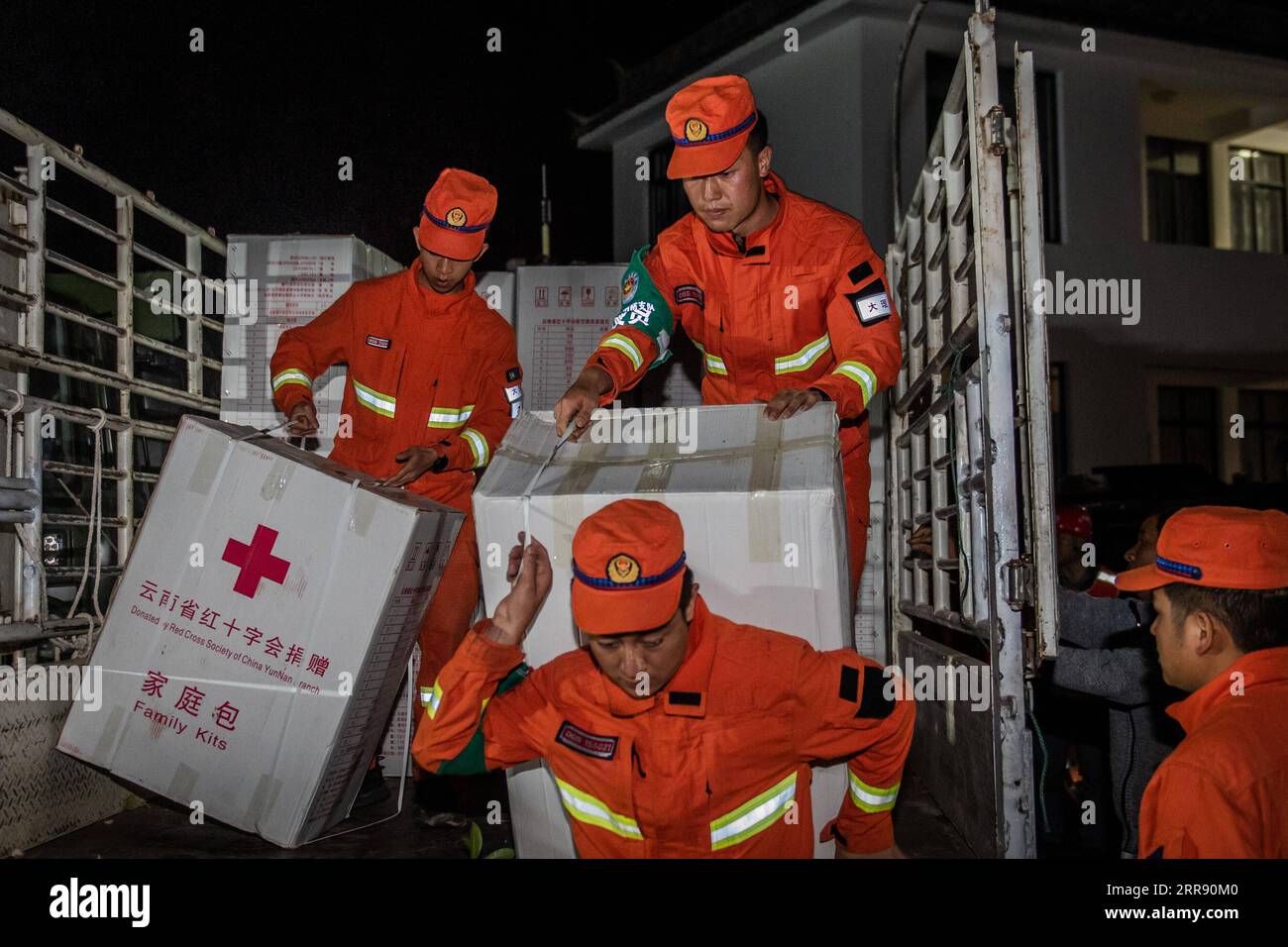 210522 -- YANGBI, le 22 mai 2021 -- des sauveteurs transportent des fournitures de secours dans le comté autonome de Yangbi Yi, dans la province du Yunnan au sud-ouest de la Chine, le 22 mai 2021. Au moins 3 personnes ont été tuées et 27 autres blessées à 6 heures du matin samedi après une série de tremblements de terre qui ont secoué le comté autonome de Yangbi Yi dans la préfecture autonome de Dali Bai, province du Yunnan au sud-ouest de la Chine, ont indiqué les autorités locales. Quatre tremblements de terre de plus de 5,0 magnitude ont secoué Yangbi de 9 heures à 11 heures, heure de Pékin, selon le China Earthquake Networks Center. Des forces de sauvetage ont été dépêchées dans la zone de séisme, et les efforts de sauvetage sont insuffisants Banque D'Images