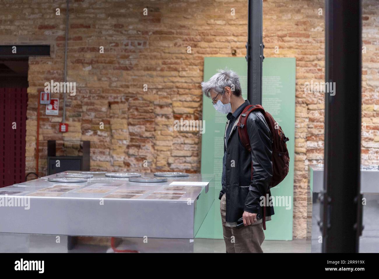 210523 -- RIYAD, le 23 mai 2021 -- Un homme visite le pavillon saoudien à la 17e exposition internationale d'architecture de la Biennale de Venise à Venise, Italie, le 21 mai 2021. Sur le thème Comment allons-nous vivre ensemble, l'exposition se tient dans la ville italienne de Venise et est ouverte au public du 22 mai au 21 novembre. Ministère saoudien de la Culture/document via ITALY-VENISE-BIENNALE EXHIBITION-SAUDI PAVILION xinhua PUBLICATIONxNOTxINxCHN Banque D'Images