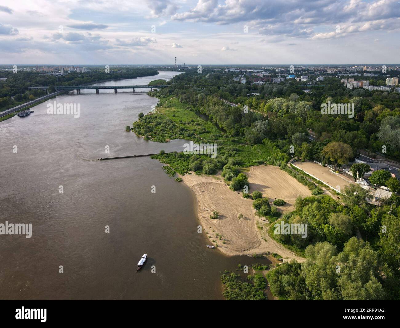 210522 -- VARSOVIE, le 22 mai 2021 -- une photo aérienne prise le 21 mai 2021 montre une vue de la Vistule à Varsovie, en Pologne. La vallée de la moyenne Vistule fait partie du réseau Natura 2000 de zones protégées de l UE, avec des habitats uniques pour les espèces de flore et de faune menacées. Str/Xinhua POLOGNE-VARSOVIE-VISTULE RIVER-NATURA 2000 AREA Stringer PUBLICATIONxNOTxINxCHN Banque D'Images