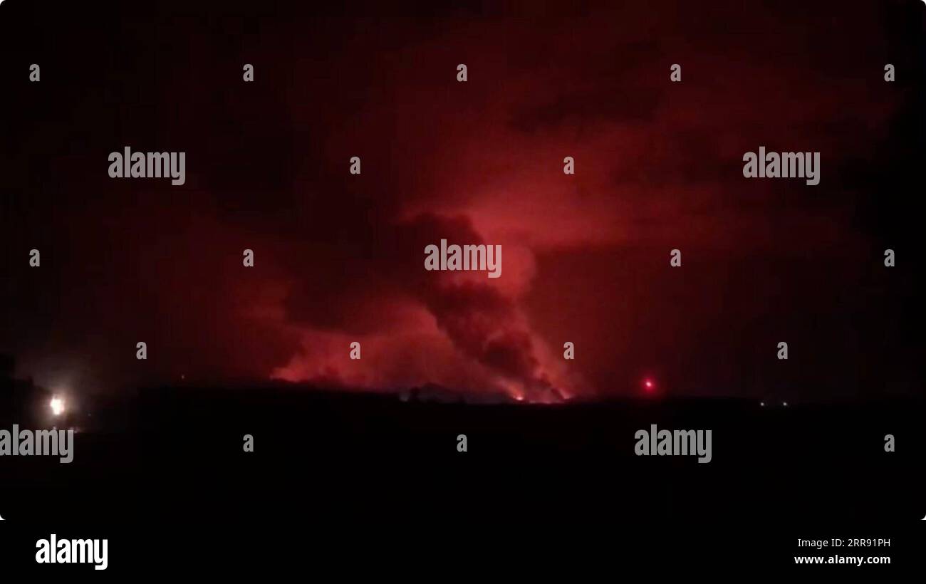 210523 -- GOMA, 23 mai 2021 -- une capture d'écran vidéo prise le 22 mai 2021 montre le ciel nocturne de la ville de Goma, en République démocratique du Congo. Le volcan Nyiragongo, situé non loin de la frontière de la RD Congo avec le Rwanda, a commencé à entrer en éruption samedi. Juste après l’entrée en activité du volcan vers 7 heures heure locale samedi, le ciel nocturne de Goma, avec une population de près de 2 millions d’habitants, a été illuminé de flammes oranges. L'approvisionnement en électricité dans une grande partie de la ville a été coupé. Str/ CONGO-GOMA-VOLCANO-ERUPTION xinhua PUBLICATIONxNOTxINxCHN Banque D'Images