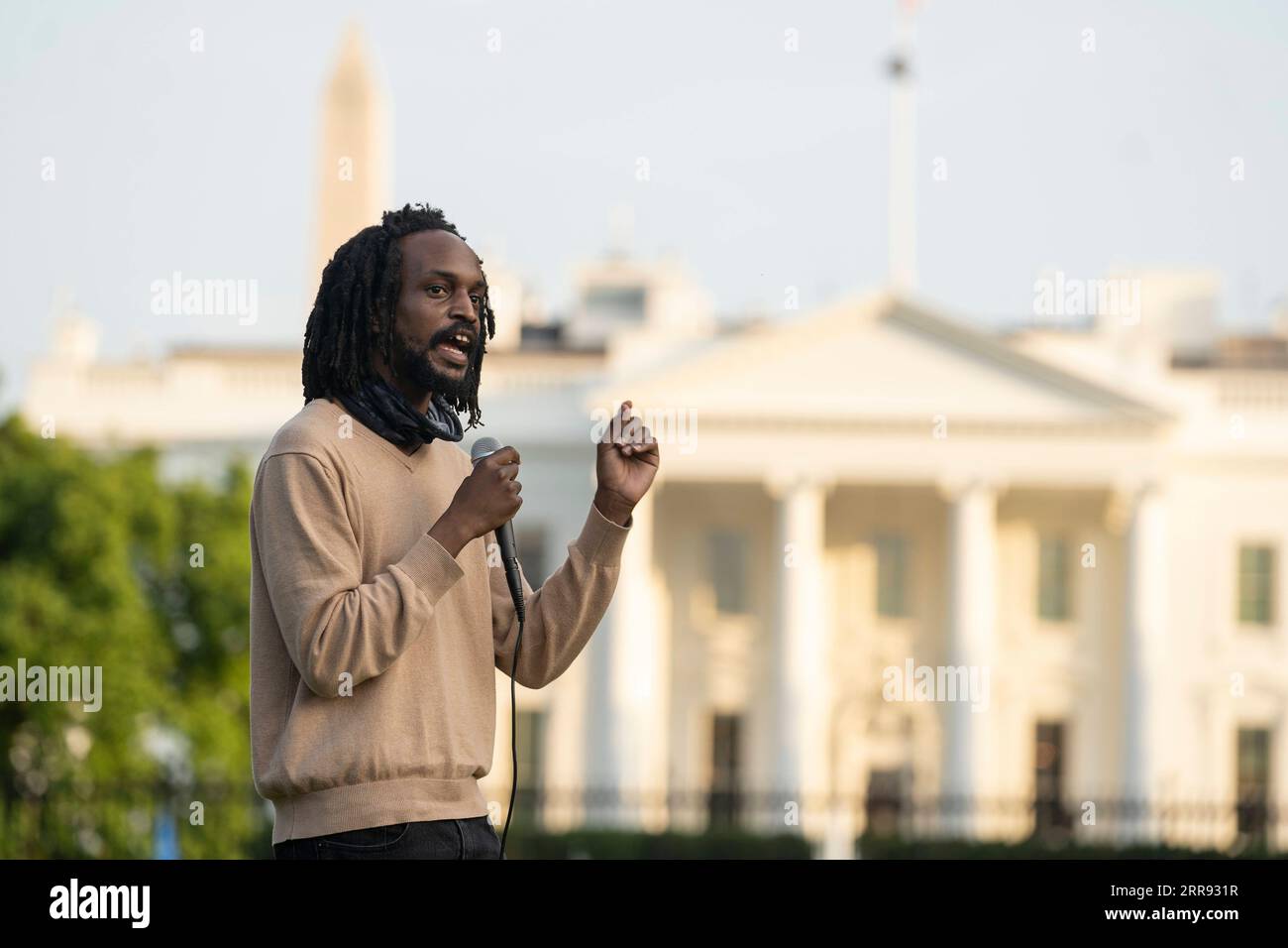 210526 -- WASHINGTON, D.C., le 26 mai 2021 -- Un homme prend la parole pendant le rassemblement pour marquer le premier anniversaire de la mort de George Floyd à Washington, D.C., États-Unis, le 25 mai 2021. U.S.-GEORGE FLOYD-ANNIVERSAIRE DE LA MORT-RALLYE LIUXJIE PUBLICATIONXNOTXINXCHN Banque D'Images