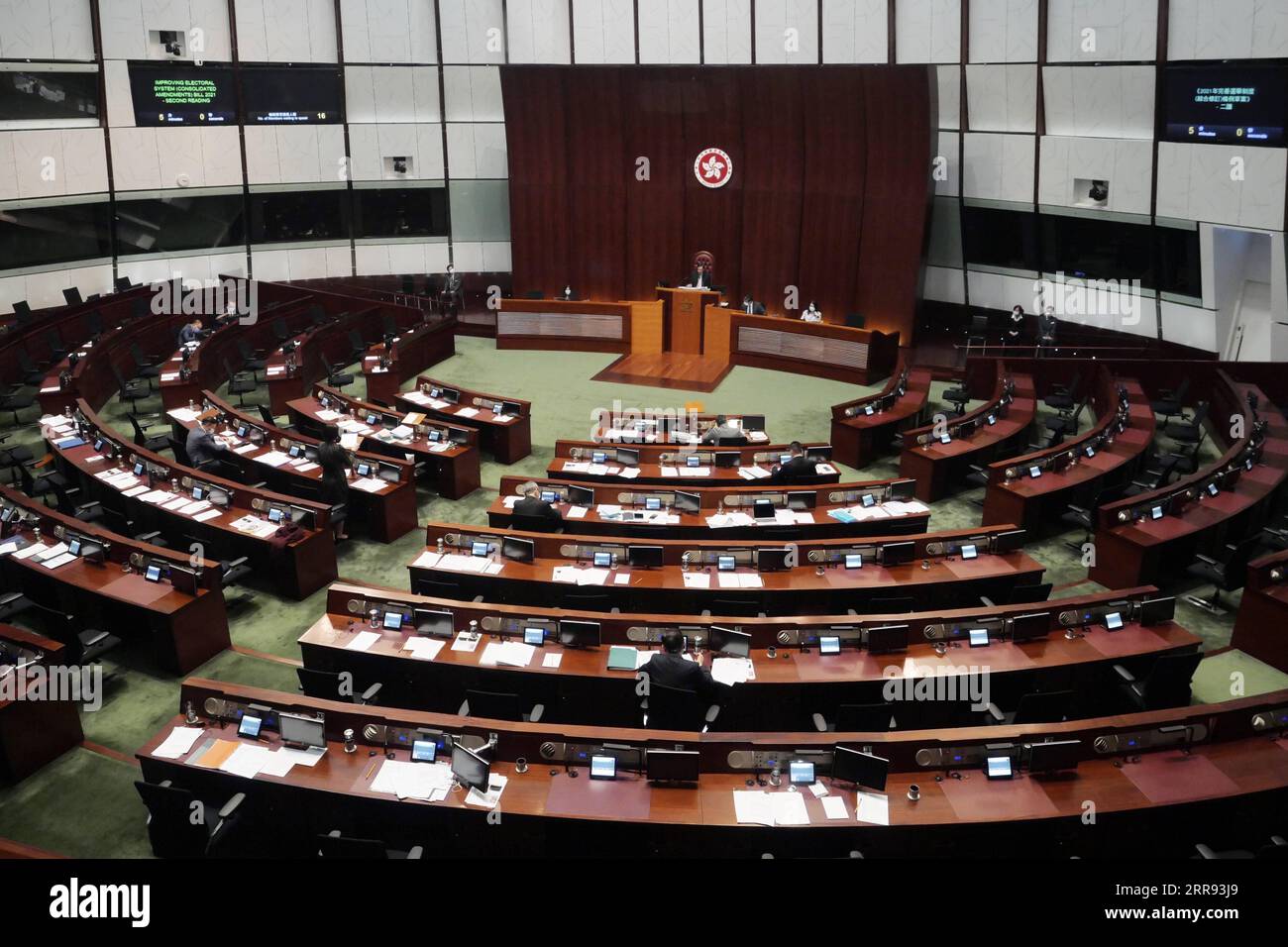 210526 -- HONG KONG, le 26 mai 2021 -- une photo prise le 26 mai 2021 montre la scène de la deuxième lecture des amendements aux lois électorales de Hong Kong au LegCo du Conseil législatif, à Hong Kong, dans le sud de la Chine. Le LegCo du Conseil législatif de la région administrative spéciale de Hong Kong de la Chine a repris mercredi la deuxième lecture des amendements aux lois électorales de Hong Kong. CHINE-HONG KONG-LOIS ÉLECTORALES-AMENDEMENTS-DEUXIÈME LECTURE CN WANGXSHEN PUBLICATIONXNOTXINXCHN Banque D'Images