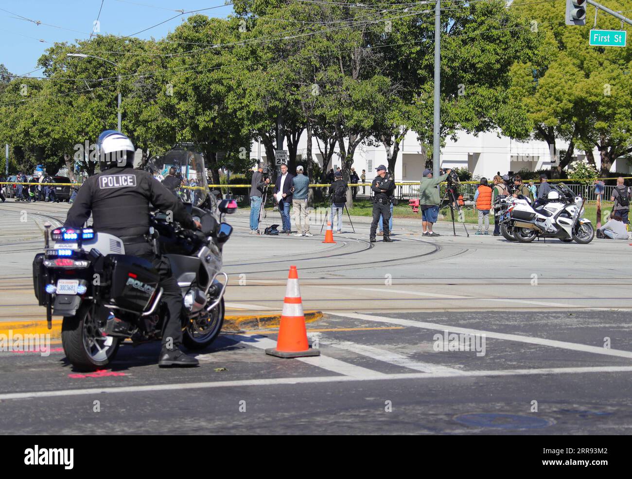 210526 -- SAN JOSE, le 26 mai 2021 -- la police garde la garde près de la scène d'une fusillade de masse à San Jose, Californie, États-Unis, le 26 mai 2021. Neuf personnes, dont le suspect, étaient mortes et au moins une personne a été blessée mercredi matin après une fusillade dans une cour VTA de la Valley Transportation Authority au nord du centre-ville de San Jose, dans l’État américain de Californie, selon les autorités locales. Photo de /Xinhua U.S.-CALIFORNIA-SAN JOSE-MASS SHOOTING DongxXudong PUBLICATIONxNOTxINxCHN Banque D'Images