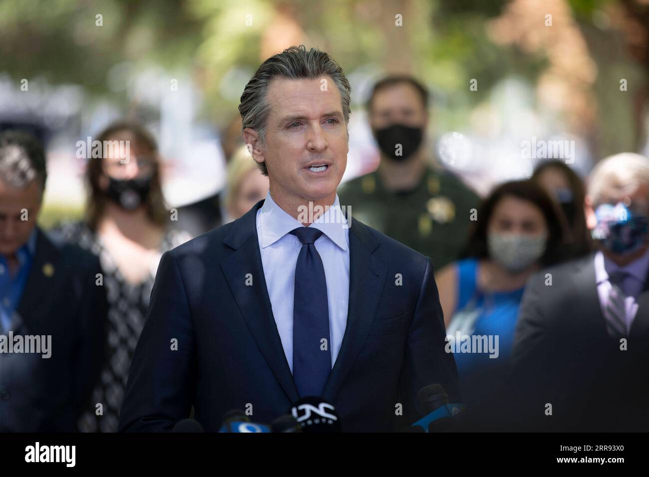 210527 -- SAN JOSE, le 27 mai 2021 -- le gouverneur de Californie Gavin Newsom parle aux médias près de la scène d'une fusillade à San Jose, Californie, États-Unis, le 26 mai 2021. Neuf personnes ont été tuées et au moins une autre blessée mercredi matin après une fusillade dans un chantier de la Valley Transportation Authority VTA au nord du centre-ville de San Jose, dans l'État américain de Californie, selon les autorités locales. Photo de /Xinhua U.S.-CALIFORNIA-SAN JOSE-MASS SHOOTING LixJianguo PUBLICATIONxNOTxINxCHN Banque D'Images