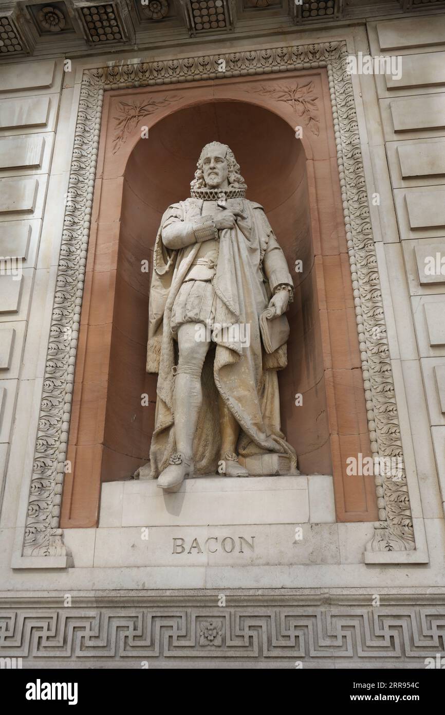 La statue de Sir Francis Bacon par William Theed, Jr., 1869 à l'extérieur de Burlington House. Londres, Royaume-Uni Banque D'Images