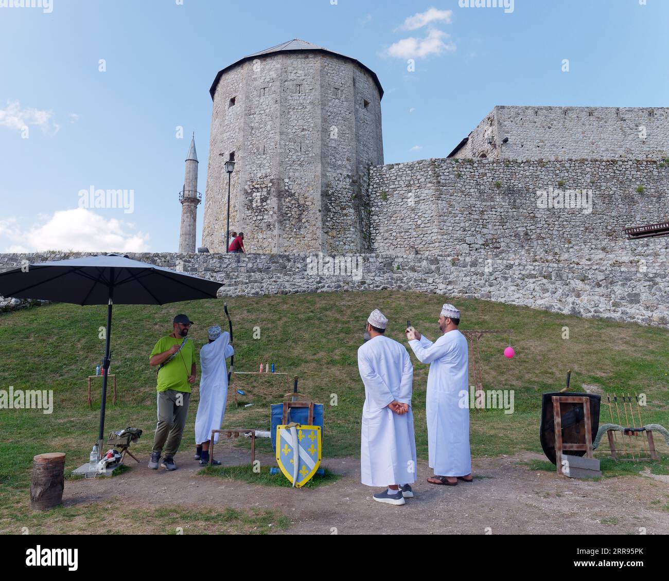 Cours de tir à l'arc à l'intérieur du château de Stari Grad (château de la vieille ville) dans la ville de Travnik, Bosnie-Herzégovine, 06 septembre 2023 Banque D'Images