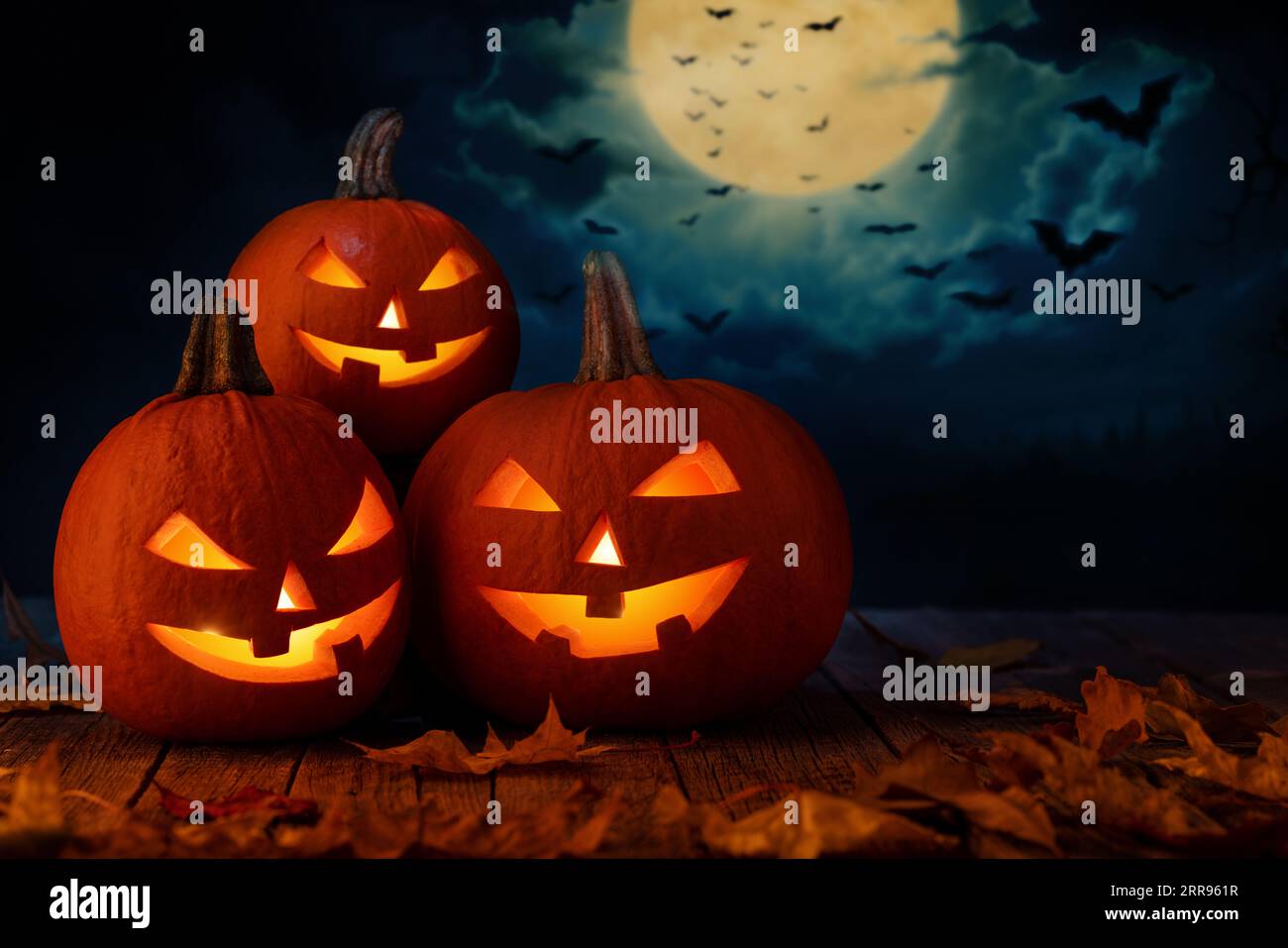 Citrouilles d'Halloween et la lune sur fond avec espace de copie Banque D'Images