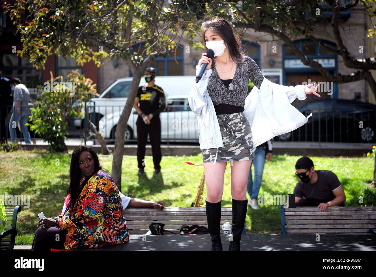 210530 -- SAN FRANCISCO, le 30 mai 2021 -- des gens se produisent pour célébrer le mois du patrimoine américain de l'Asie-Pacifique à Portsmouth Square dans Chinatown à San Francisco, Californie, États-Unis, le 29 mai 2021. ÉTATS-UNIS-CALIFORNIE-SAN FRANCISCO-CHINATOWN-ASIAN PACIFIC HERITAGE MONTH WUXXIAOLING PUBLICATIONXNOTXINXCHN Banque D'Images