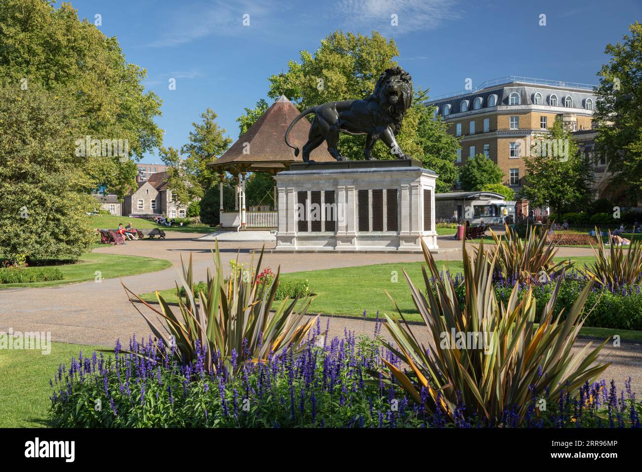 La statue de lion dans Forbury Gardens un après-midi ensoleillé d'été, Reading, Berkshire, Angleterre, Royaume-Uni, Europe Banque D'Images