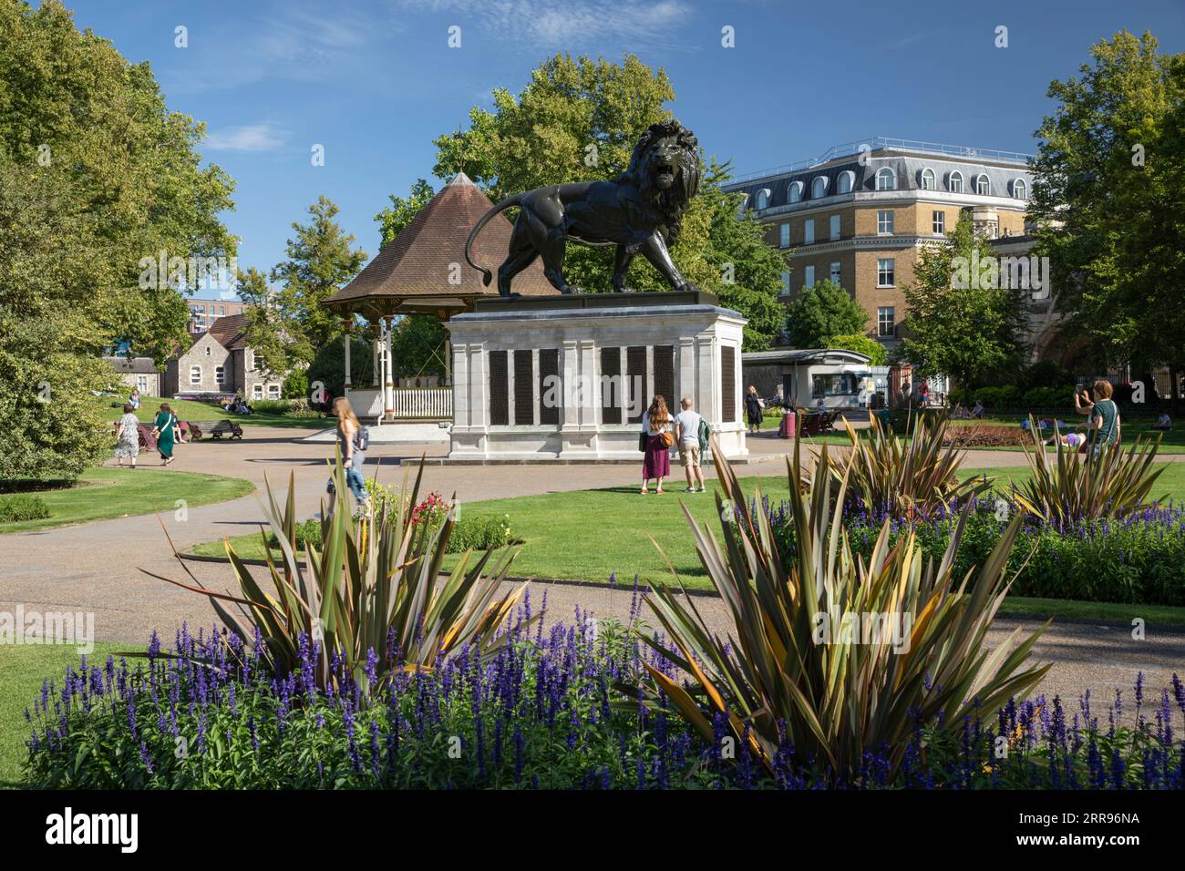 La statue de lion dans Forbury Gardens un après-midi ensoleillé d'été, Reading, Berkshire, Angleterre, Royaume-Uni, Europe Banque D'Images