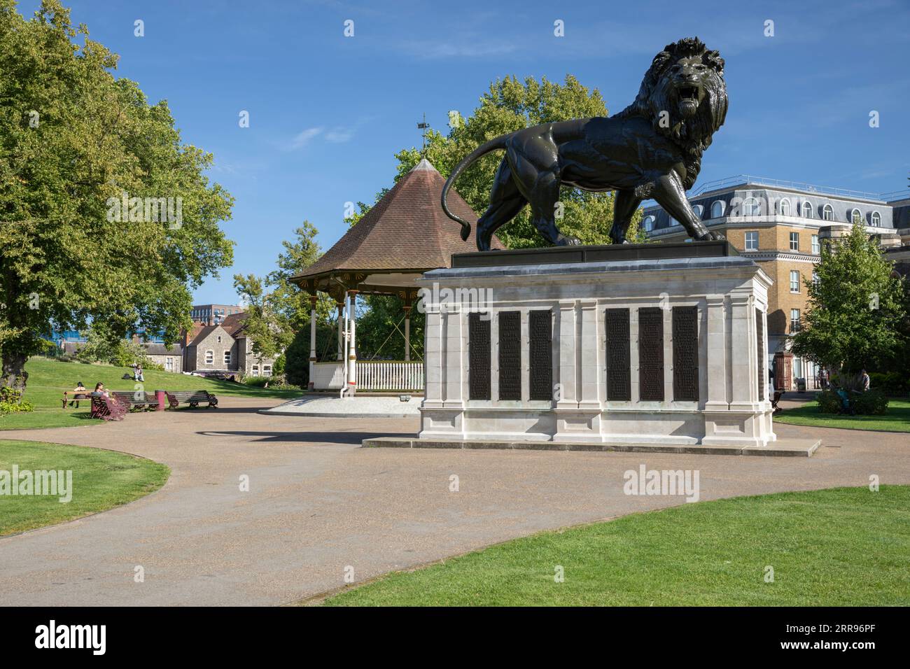 La statue de lion dans Forbury Gardens un après-midi ensoleillé d'été, Reading, Berkshire, Angleterre, Royaume-Uni, Europe Banque D'Images