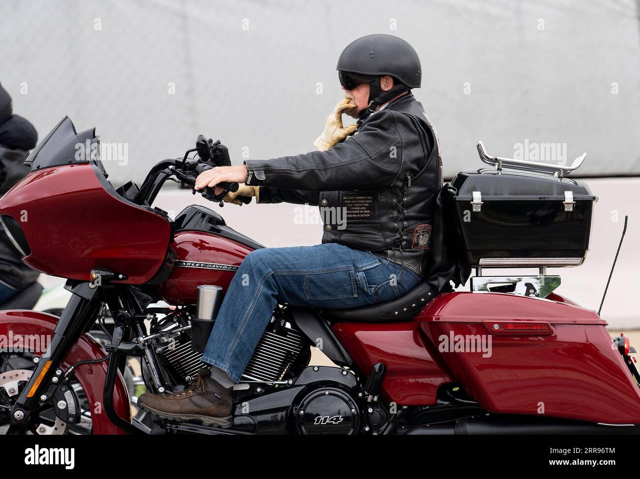 210530 -- WASHINGTON, le 30 mai 2021 -- Un motocycliste participe au tour de moto Rolling Thunder à Washington, D.C., États-Unis, le 30 mai 2021. Les motocyclistes sont descendus dimanche sur la capitale nationale pour participer à la balade annuelle Rolling Thunder pour commémorer le jour du souvenir. ÉTATS-UNIS-WASHINGTON, DC-ROLLING THUNDER-MOTORCYCLE RIDE LIUXJIE PUBLICATIONXNOTXINXCHN Banque D'Images