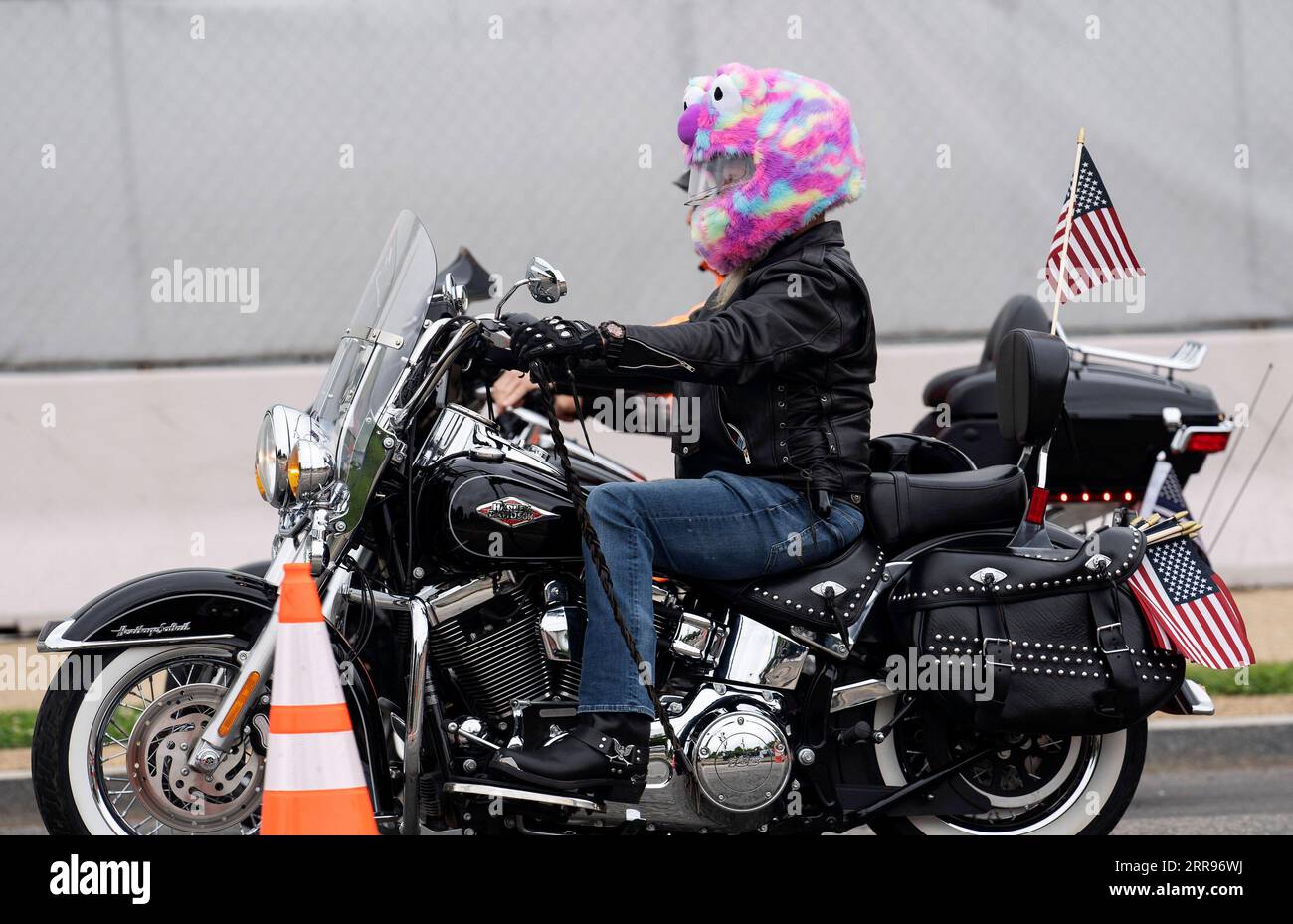210530 -- WASHINGTON, le 30 mai 2021 -- Un motocycliste participe au tour de moto Rolling Thunder à Washington, D.C., États-Unis, le 30 mai 2021. Les motocyclistes sont descendus dimanche sur la capitale nationale pour participer à la balade annuelle Rolling Thunder pour commémorer le jour du souvenir. ÉTATS-UNIS-WASHINGTON, DC-ROLLING THUNDER-MOTORCYCLE RIDE LIUXJIE PUBLICATIONXNOTXINXCHN Banque D'Images