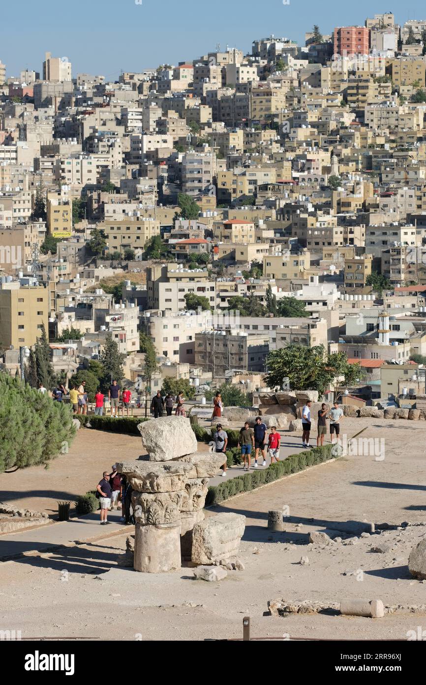 Amman Jordanie les visiteurs et les touristes marchent parmi les ruines antiques de la Citadelle avec vue sur la capitale d'Amman Banque D'Images