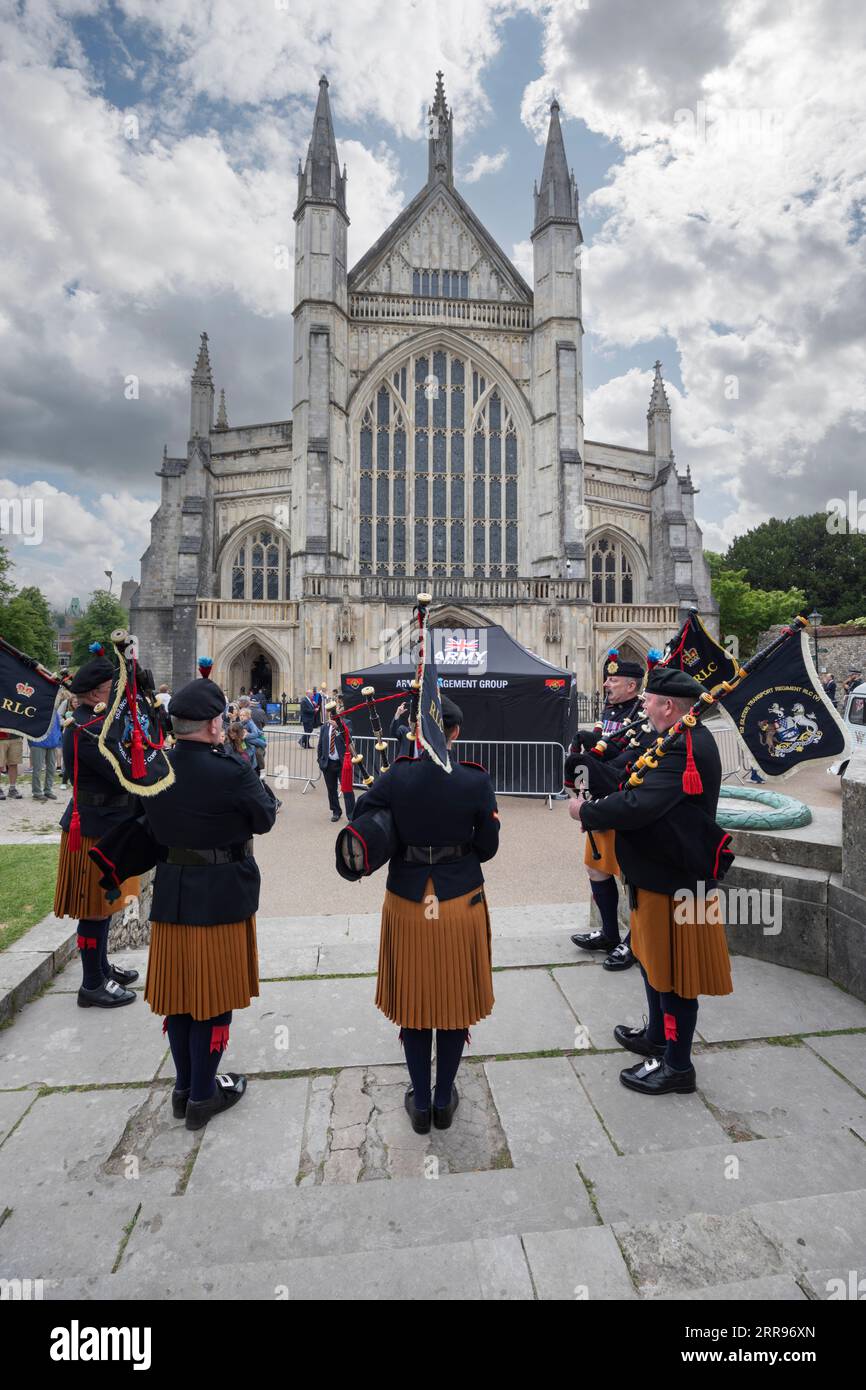 Bagpipers jouant devant la cathédrale de Winchester lors de la Peace Parade de juin 2023, Winchester, Hampshire, Angleterre, Royaume-Uni Banque D'Images