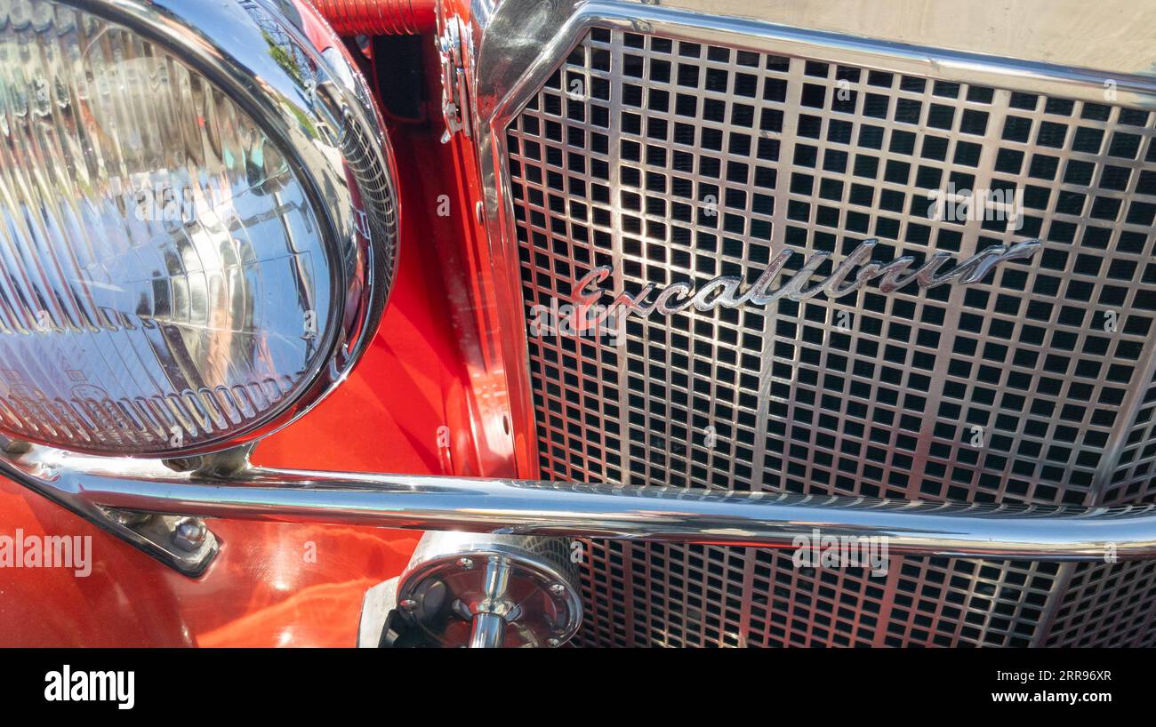 Bordeaux , France - 09 04 2023 : Excalibur signe texte et logo de la marque de calandre de voiture vintage avec phares et klaxon chromé Banque D'Images